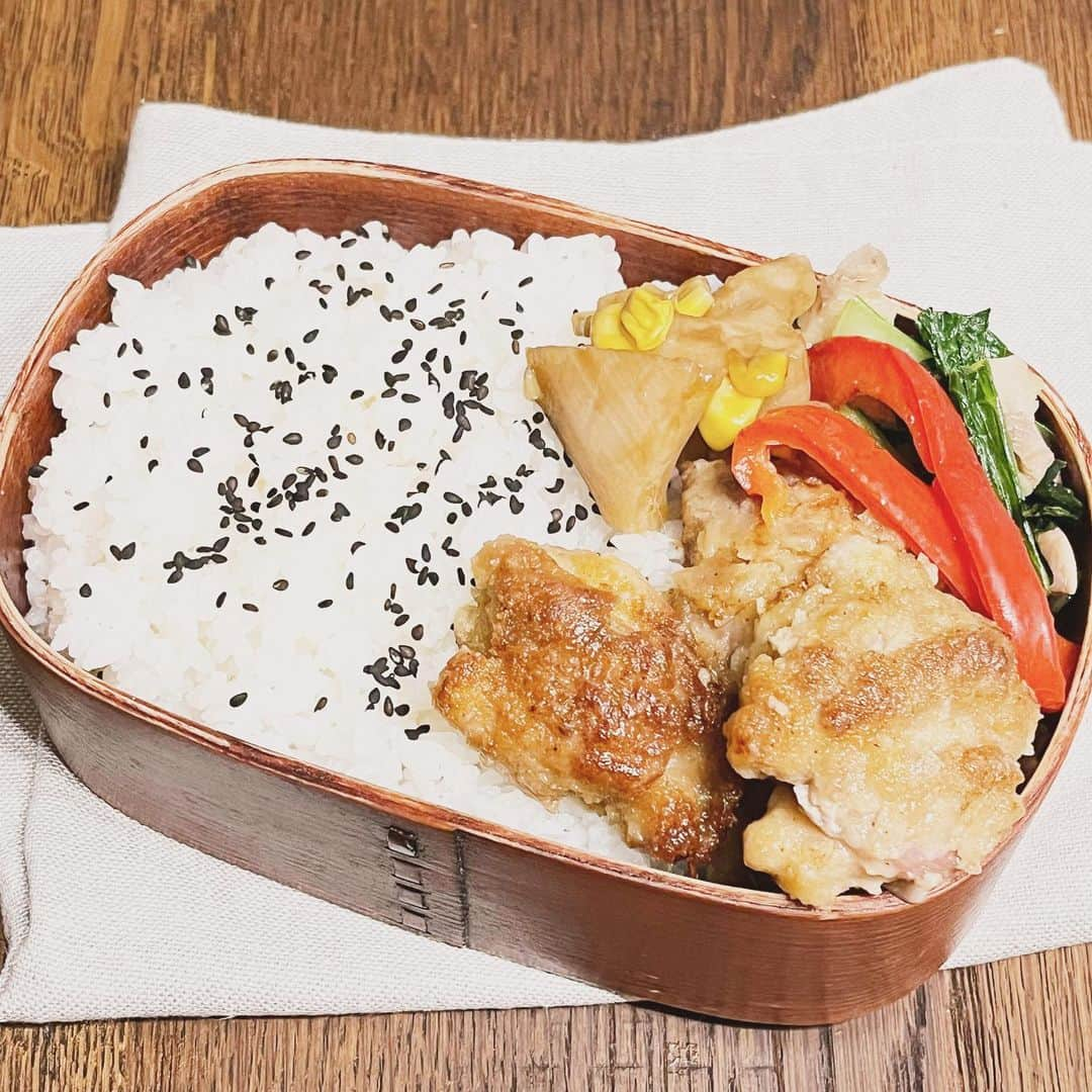 金子あきこさんのインスタグラム写真 - (金子あきこInstagram)「お弁当 #から揚げ #小松菜と塩豚のソテー #パプリカの甘酢漬け  #れんこんのオイスター炒め  ・ ・ ・ 大学生の長男の弁当。 1限からの日は6時に家を出るので、わたしも早起き☀️ だから今は金曜日以外は早起きw おかげで早起きできてありがたい✨✨ ・ ・ ・ #高校生弁当#大学生弁当#男子弁当#わっぱ#タッパー弁当#手作り#野球#食トレ#段取り#作り置き#冷凍保存 #時短レシピ#食べ物で身体は作られる#健康#食物繊維#腸活#ダイエット#免疫力アップ#管理栄養士#レシピ開発#料理家#管理栄養士が教える#健康ごはん節約美容料理研究家#船橋」11月7日 5時54分 - akiko.7878