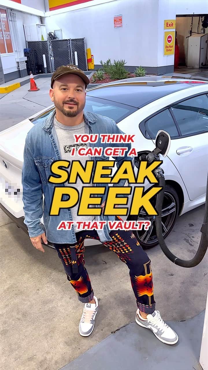 Nice Kicksのインスタグラム：「Dre’s sneaker vault is like no other 😳 @sneakpeekshow   Andre Ljustina (@croatianstyle) is a rare sneaker collector/curator and owns @projectblitz, a store that holds over 8,000 different styles of shoes and has even had the likes of Travis Scott and Drake in there shopping for rare pairs 👀🔥  Let us know the best pair you saw in the comments and check out the full video showing over 50 pairs of HEAT at our LINK IN BIO! ⤵️📲」