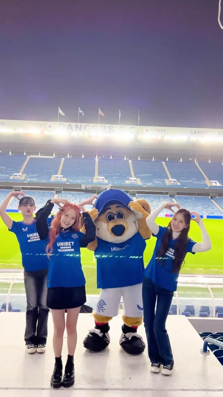 STAYCのインスタグラム：「Rangers FC Broxy Bear🧸와 함께한 #TeddyBear_Challenge  #STAYC #스테이씨  #Sieun #시은 #Seeun #세은 #J #재이」