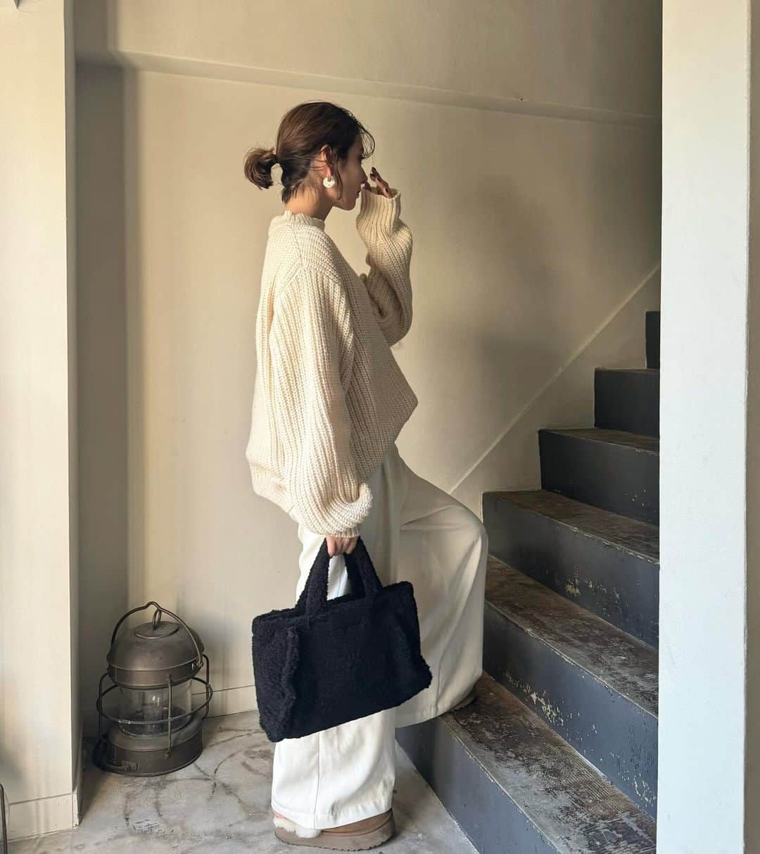 青野未来 / MikuAonoのインスタグラム：「. . 🤍🤍  今日は娘の参観日🤍 そのあとはランチに🤭🤍楽しみ🤍 #ootd knit @classicalelf_official  bag @decollte_accessory  boots @uggjapan  pierce @chieko_official  . . #classicalelf #クラシカルエルフ#エルフコーデ#タイアップ#関西ママ#ママコーデ #zozotown#zozo#zozotown購入品」