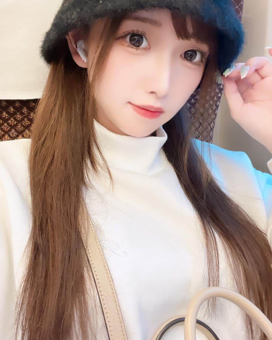 胡蝶さなのインスタグラム：「in新幹線🚄」