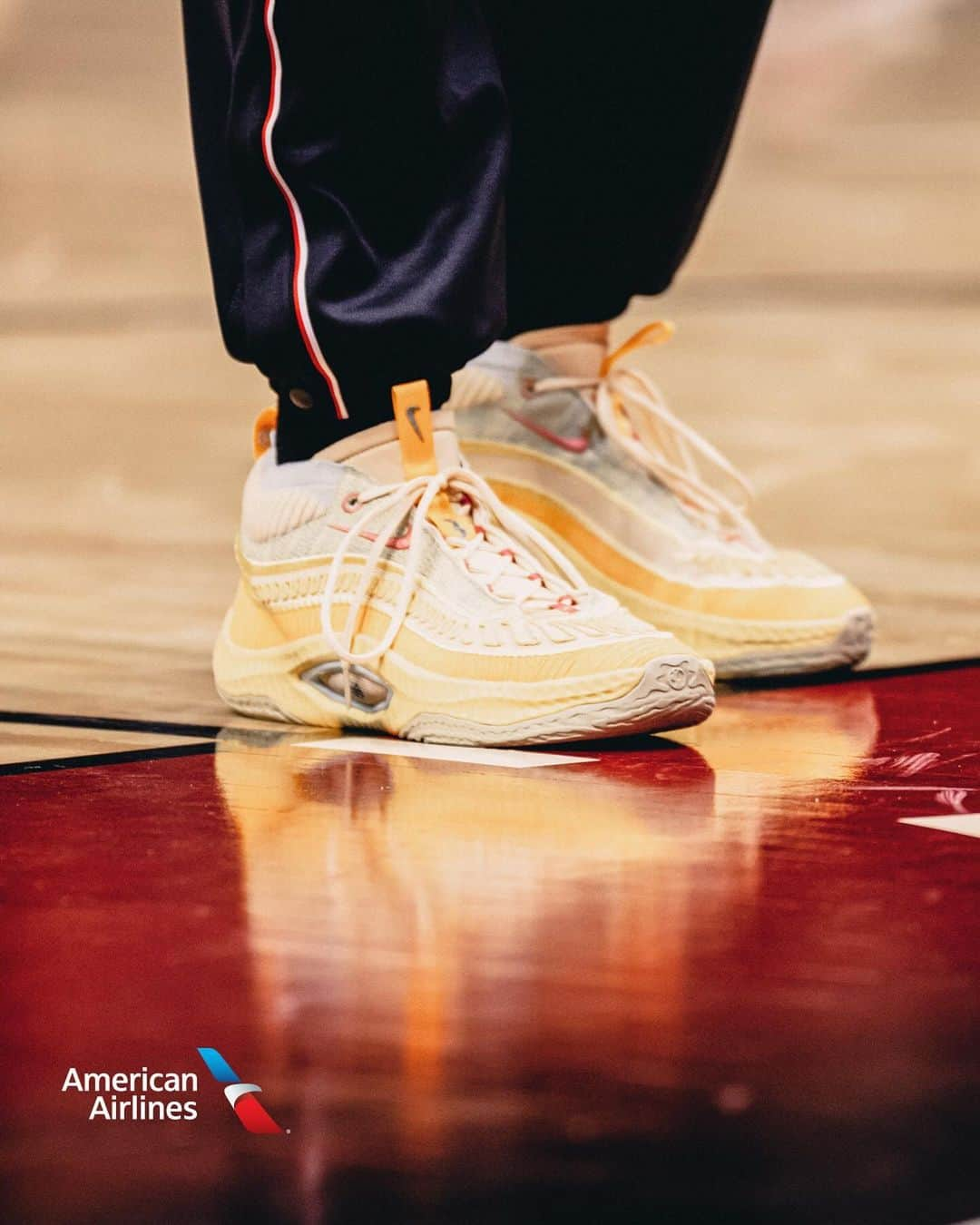 Miami HEATのインスタグラム：「Fresh kicks on Culture court 🔥  #HEATCulture // @americanair」