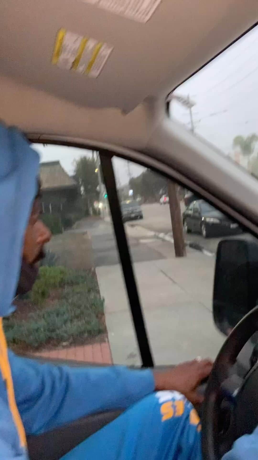のインスタグラム：「Throwback! @da_row_chargers8u Coach Snoop rolling the 6u to an early morning game 🚙  History 👏🏽」
