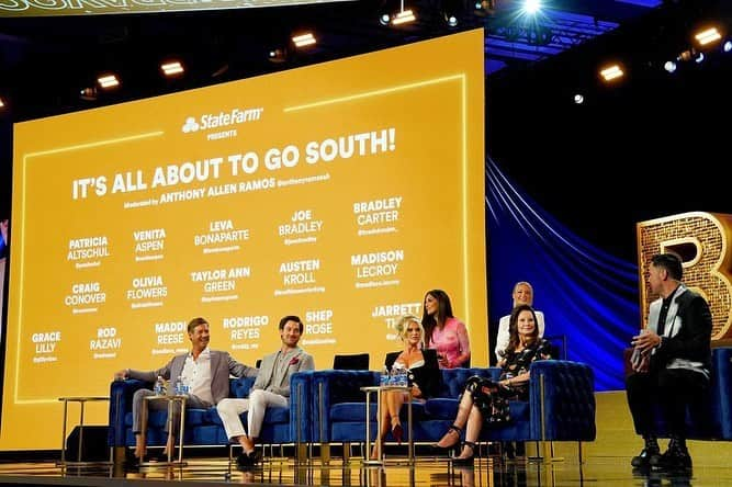 アンソニー・ラモスさんのインスタグラム写真 - (アンソニー・ラモスInstagram)「Moderating the #SouthernCharm panel at BravoCon was EVERYTHING!   Big thanks to @caconover for lending me his iconic winter coat to wear! @bravotv」11月7日 6時06分 - anthonyramosah