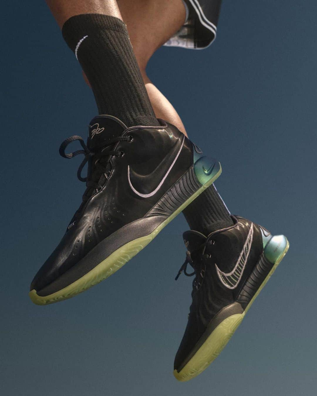 Nike Basketballさんのインスタグラム写真 - (Nike BasketballInstagram)「The LeBron XXI 'Tahitian' will have you jumping to the sky ☁️ with a stabilizing 13 millimeter heel airbag and a turbo zoom unit in the forefoot.  Tap to shop now.」11月7日 6時00分 - nikebasketball