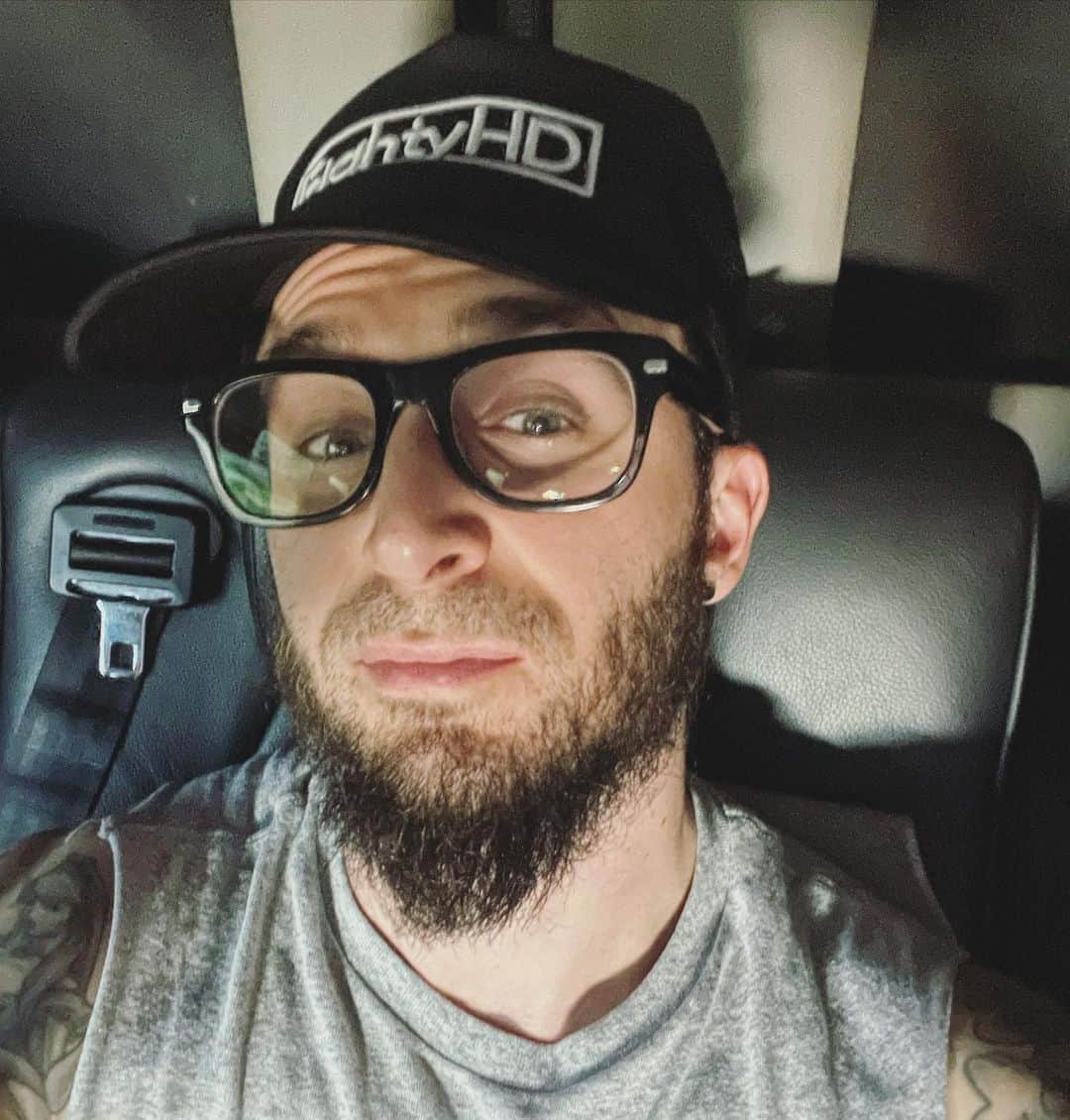 クリス・ウェビーのインスタグラム：「Tour is over, i accidentally buzzed my mustache and look slightly Amish, my body is malnourished, my liver needs a serious detox, and I’ve slept more hours in the back seat of a van than a bed these past few days…  Those shows were WILD tho !!   Thank you from the bottom of my heart to everyone who came out to support and catch a vibe..  The Webby Family is the best group of fans anyone could ever ask for, and it was an honor getting to rock those stages for you every night ❤️❤️❤️  ALSO new song #FillABook drops this coming #WebbyWednesday 🫡🕸」