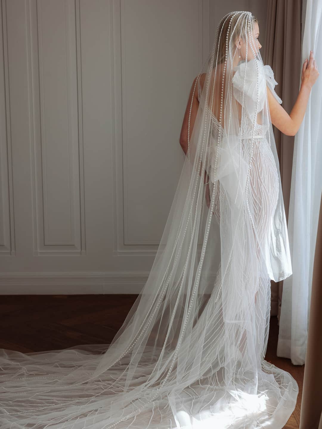 Steven Khalilのインスタグラム：「The Inez Veil is a tulle masterpiece adorned with a stunning display of pearls. The veil is styled with the Naya Drop earrings. ​​​​​​​​​Now available via our e-boutique⁣.⁣ #stevenkhalil #stevenkhalilbride」