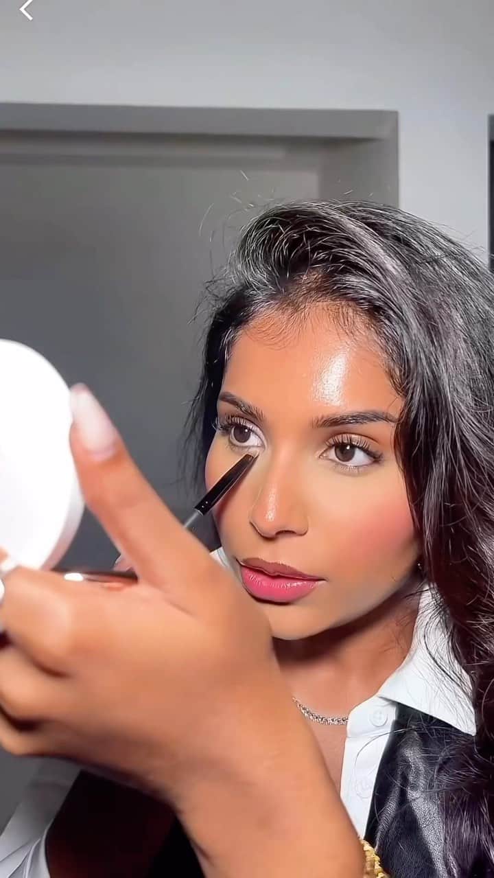 Anastasia Beverly Hillsのインスタグラム：「No more chalky highlighters 🙅🏾‍♀️ @ishiniw (she/her) shows how she gets that radiant glow using Dewy Set Setting Spray and NEW Glow Seeker Highlighter ✨  #AnastasiaBeverlyHills」