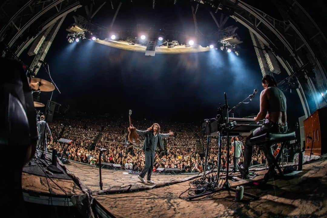 ホージアさんのインスタグラム写真 - (ホージアInstagram)「Los Angeles, I don’t really have the words. Thank you for all the love and support I felt at the @hollywoodbowl, performing to you in that space was a dream and the sweetest way to end this US run. Thank you to the incredible @madicunningham for being with us these months and lighting the tour with her sheer brilliance. Thank you to anyone who bought a ticket to one of these shows over the past eight weeks.  📸 @RuthlessImagery」11月7日 6時11分 - hozier