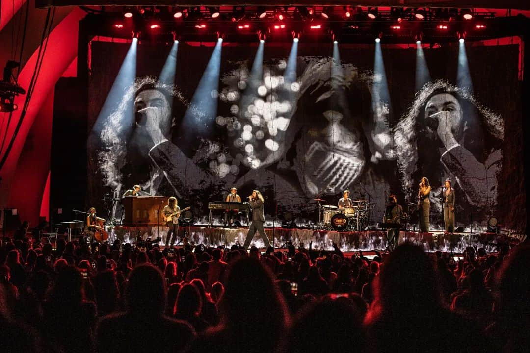 ホージアさんのインスタグラム写真 - (ホージアInstagram)「Los Angeles, I don’t really have the words. Thank you for all the love and support I felt at the @hollywoodbowl, performing to you in that space was a dream and the sweetest way to end this US run. Thank you to the incredible @madicunningham for being with us these months and lighting the tour with her sheer brilliance. Thank you to anyone who bought a ticket to one of these shows over the past eight weeks.  📸 @RuthlessImagery」11月7日 6時11分 - hozier