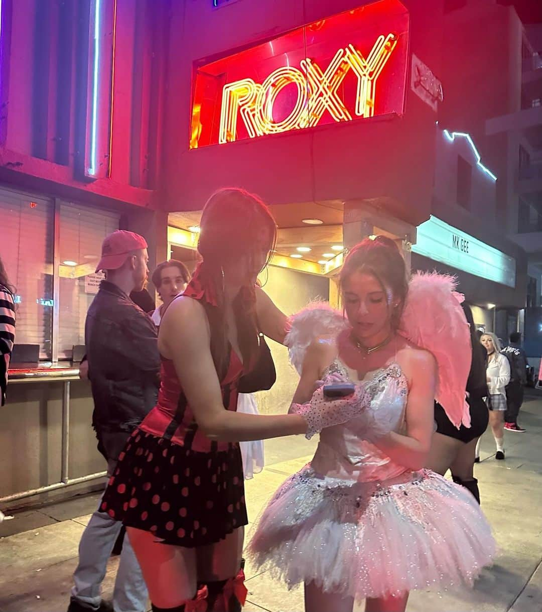 マッケンジー・ヴェガのインスタグラム：「My sweet little ladybug sister brought me out. Twas nice playing dress up with my best girly, but I still prefer home 😂  👵🏻 🛌 🫖」