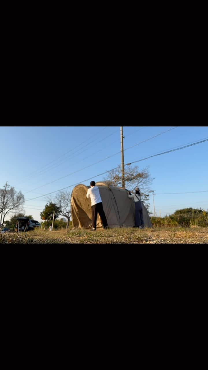 高橋ユウのインスタグラム：「We went camping🏕️🏕️🏕️ 毎年恒例、関西に住む家族たち3家族&関東に住む2家族の計5家族でのキャンプ❤️‍🔥(今回は1家族が来れず4家族でした)  最高に楽しかったので小分けにupしよう。  ちなみにこのキャンプとは別に女子旅もしました。それもめっちゃ楽しかったので小分けにupします。  まずは設営から🏕️ 我が家は #サバティカルアルニカ」