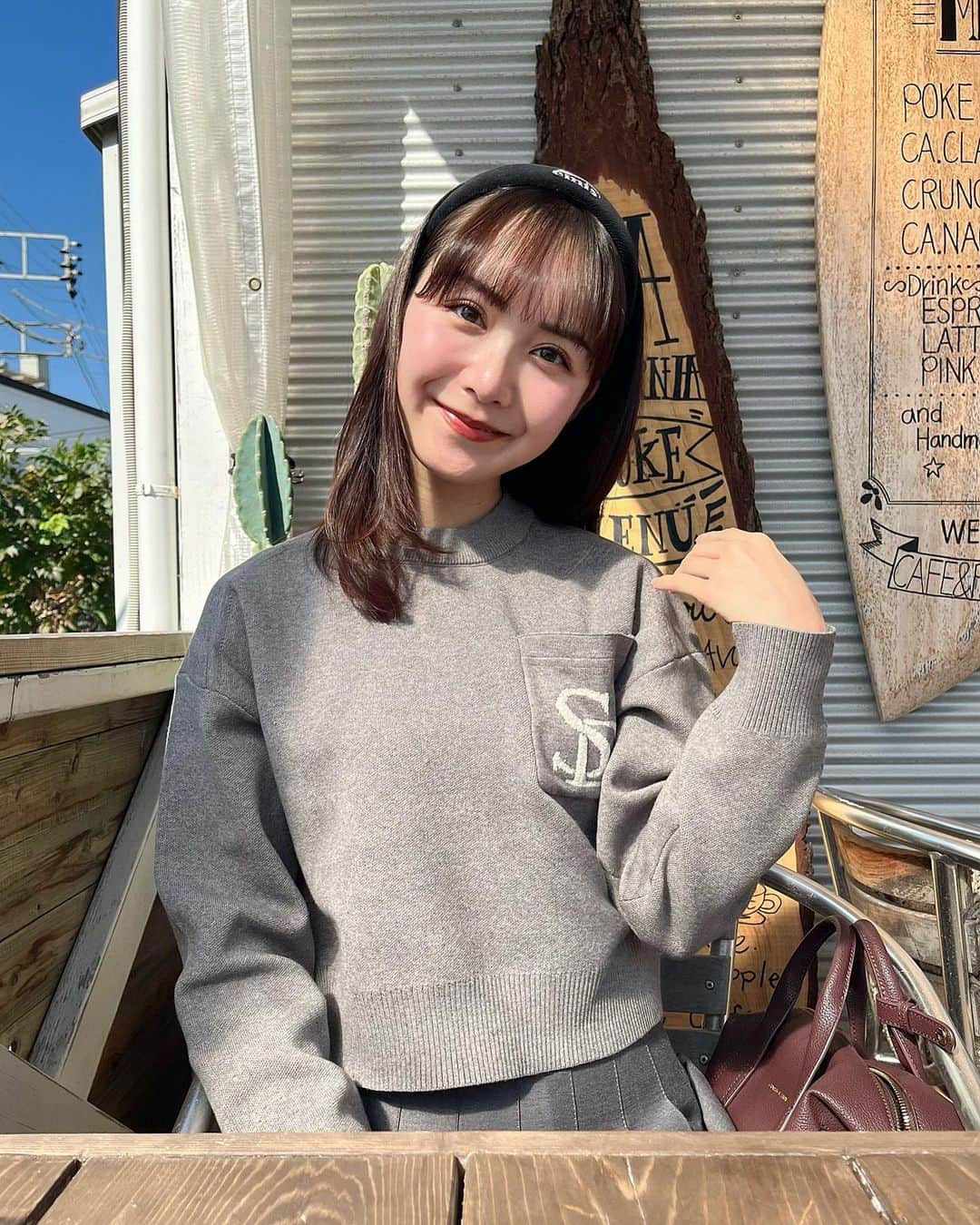 西脇梨紗のインスタグラム：「. 晴れている日のテラス席ランチ大好き🤭♡  暑すぎて顔真っ赤になったけど🤭  トップスは展示会の時に頼んだ @31sonsdemode さんの🫰🏻  #californiapokecompany #poke #ポキ丼 #茅ヶ崎 #茅ヶ崎グルメ #茅ヶ崎カフェ #茅ヶ崎ランチ #江ノ島 #江ノ島グルメ #江ノ島カフェ #江ノ島ランチ #ヘルシー #ヘルシーランチ #玄米　#enoshima #healthy #salada #food #レイヤーカット #レイヤーカットミディアム #カチューシャ #31sonsdemode #fashion」