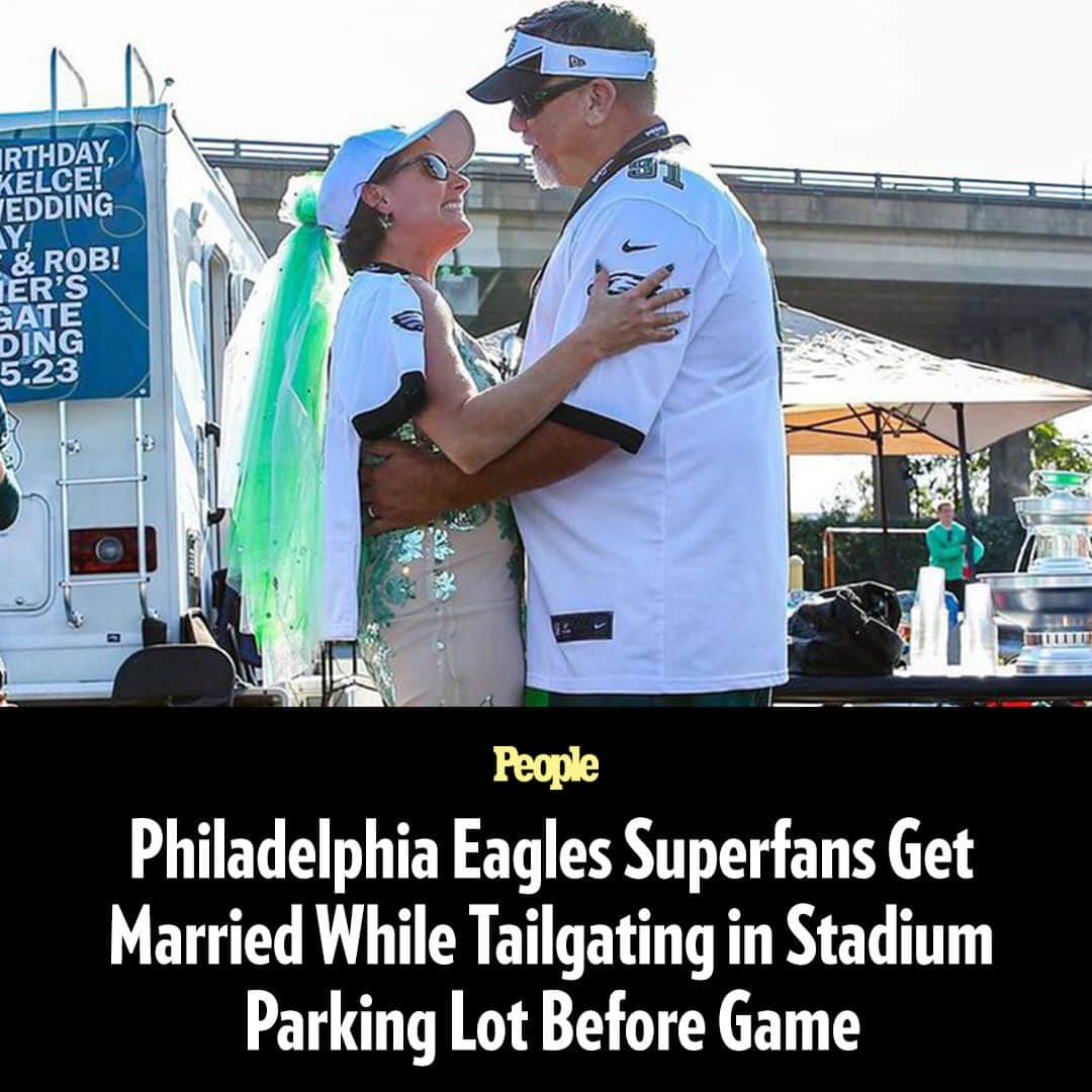 People Magazineのインスタグラム：「For Brooke and Rob Rittner, Sunday's NFC East showdown wasn't just another typical game day for the die-hard football fans. It also happened to be the couple's wedding day.  The Oaklyn, New Jersey, residents — and Philadelphia Eagles superfans — tied the knot at a tailgate in the parking lot of Lincoln Financial Field before kickoff, when their team took on the Dallas Cowboys.  Tap our bio link to read the full story. | 📷: Philadelphia Eagles/Instagram」
