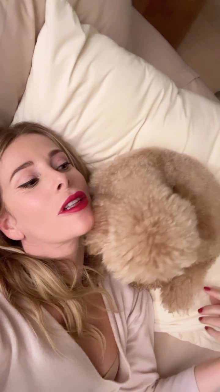 Alessia Marcuzziのインスタグラム：「Era solo voglia di coccole❤️ Ma quanto ti posso amare??? Con quella coda🐶🐾」