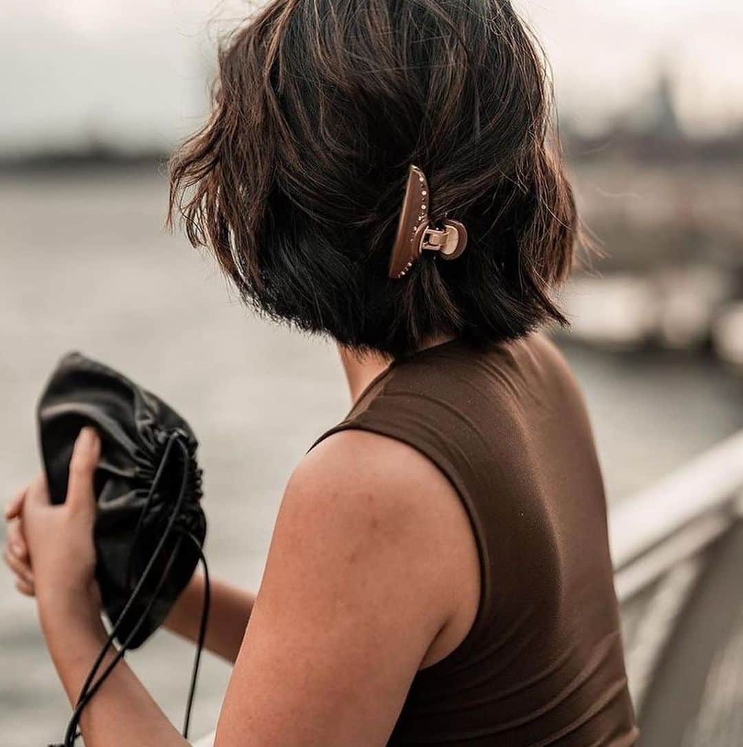 アレクサンドル ドゥ パリのインスタグラム：「🤎 Vendôme Appreciation Post 🤎 #handmadeinfrance #hairaccessories #fashionisinthehair」