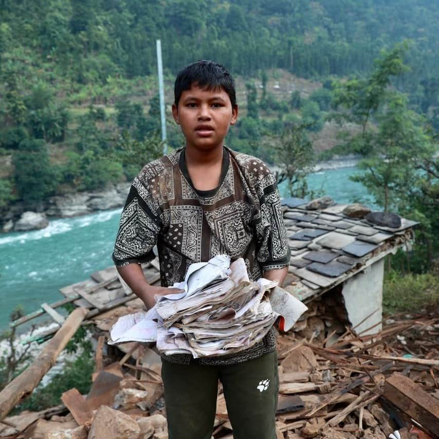 のインスタグラム：「“All my books are buried, but I’ve managed to save a few.”  12-year-old Dhanraj from Nepal was sifting through the rubble after the recent earthquake destroyed his home.  UNICEF is working with partners on the ground, delivering essential supplies to impacted children and families.  © UNICEF/UNI464270/Prasad Ngakhusi」