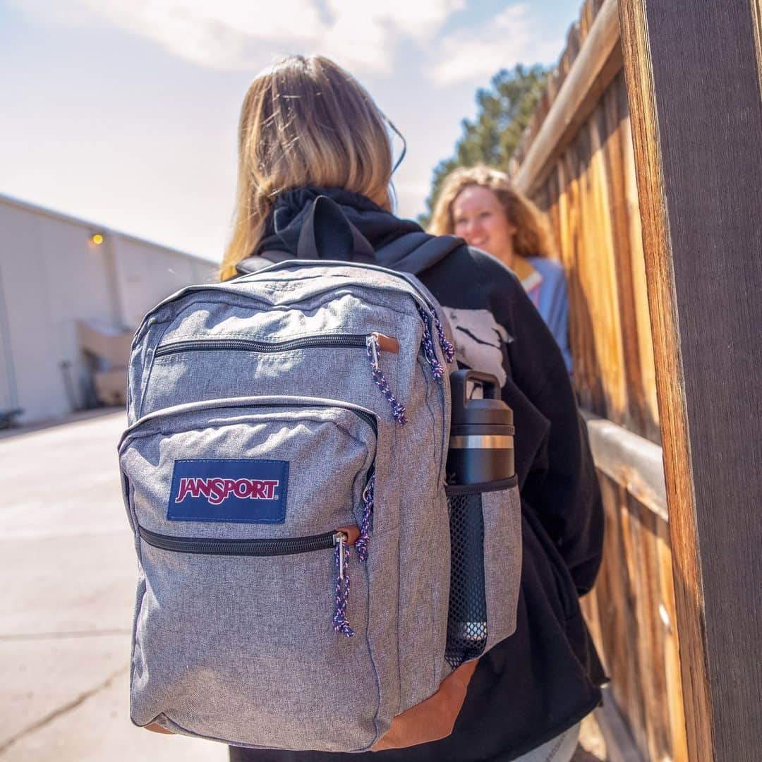 ジャンスポーツのインスタグラム：「📝 Backpack Must Haves 📝  1. Water Bottle Pockets ✅  2. All the Pockets ✅  3. What else???」