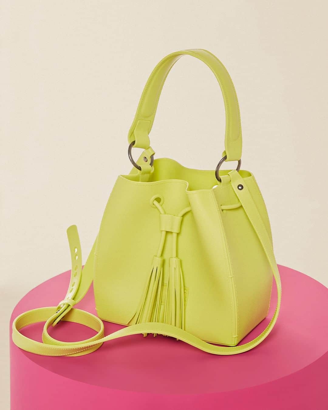 Santa Lollaのインスタグラム：「A bucket bag injetada faz seu comeback na linha Piscine. Para arrematar os looks de verão com um ponto de cor, a construção é editada em tons vibrantes e divertidos, como o Lemonade! [ 0470.40F0.0016.048F | R$219,90 ] #santalolla #santalollaverao24 #SLhandbags #piscineSL」