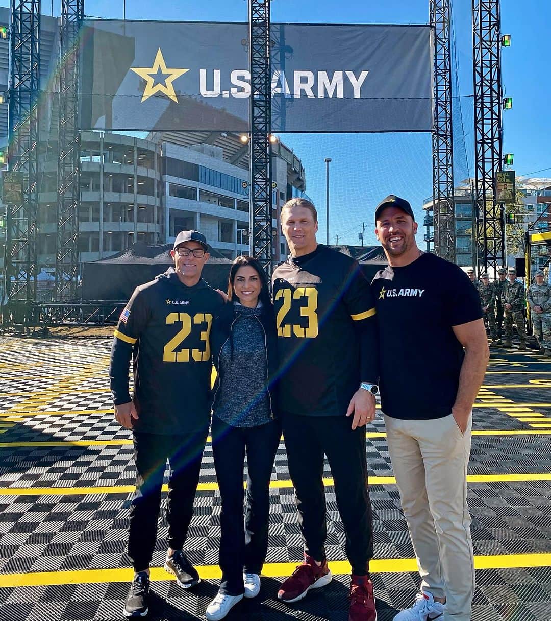 ジェニー・デルのインスタグラム：「Spent Saturday morning with @david_akers2, @claymatthews52 & @caleb_campbell for the U.S. Army "Impossible Kick". With teamwork, you can prove the impossible— is possible 😉 #USARMY」