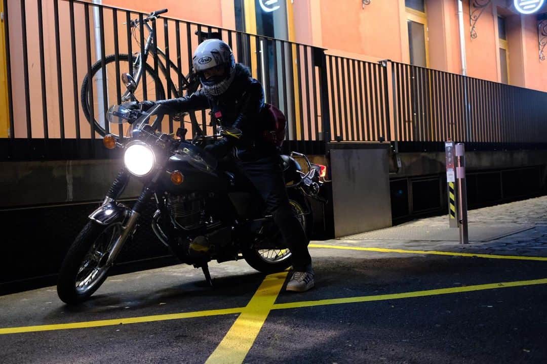 小林十市のインスタグラム：「#nightrun#sr400  #fujifilm#fujifilmxseries #fujifilmglobal #fujifilmstreet #fujifilmselfie #fujinon27mmf28 #fujifilmxpro3 #fujixpro3 #xpro3 #classicneg」