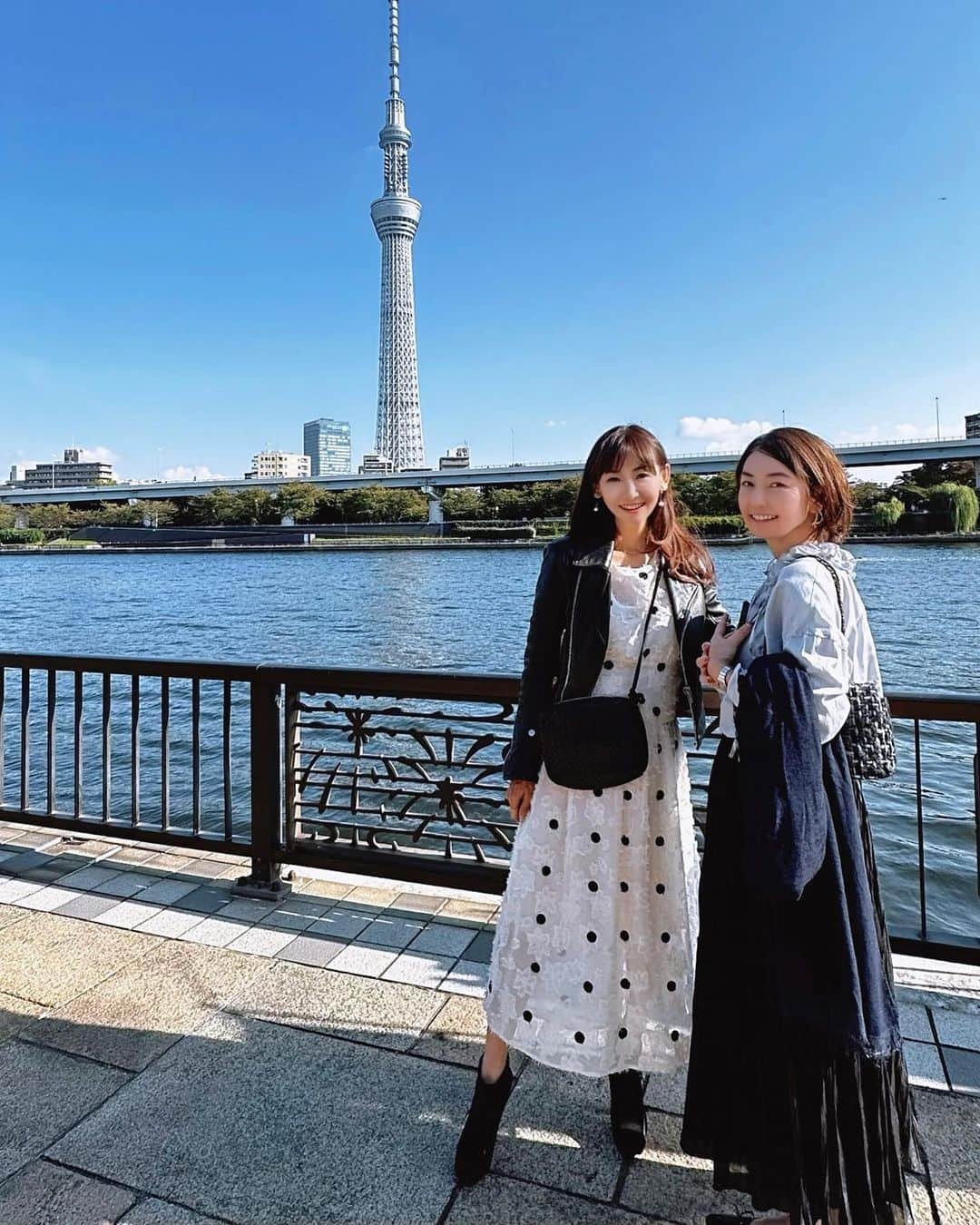 長谷川夕希子のインスタグラム：「夕希さんぽ🚶‍♀️ 隅田川沿い〜浅草寺  秋晴れの気持ちが良い日☀️🍂☺️ 妹夫婦とぶらり浅草散歩🎶  浅草寺でおみくじしたら『吉』✨ 内容がめっちゃ良くて☺️💗  一休みでフラッと入って飲んだ 抹茶オレ🍵美味しかったなー🎶  スワイプで夕希さんぽダイジェスト 見れます♬🙂  ファッション🕶️、美容情報、グルメ、旅など投稿しています→ @yukikogabby   いつもいいね👍&フォローありがとうございます🥹💞 #threads もよろしくお願いします❣️  #隅田川  #浅草観光  #浅草デート  良いよね♪ #浅草寺  #大人可愛いファッション  #ワンピ  #ワンピコーデ  #アラフォーファッション  #アラフィフファッション  #アラフォーコーデ  #アラフィフコーデ  #美魔女 #大人女子コーデ  #大人女子ファッション  #大人女子の休日  #東京散歩  #レザージャケットコーデ  #レザージャケット #スカイツリーのある風景」