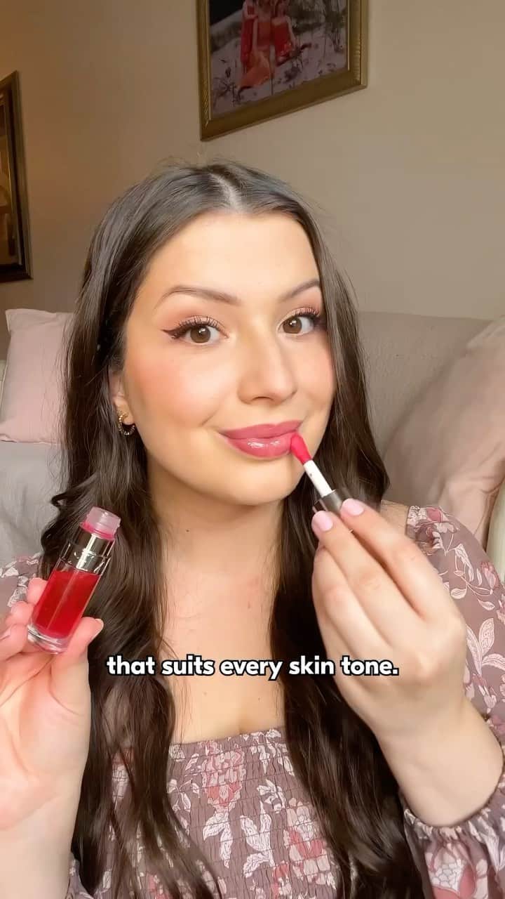 Clarins Canadaのインスタグラム：「The 3rd edition of the Share the Love campaign, supporting Look Good Feel Better, is here! Clarins is delighted to bring you again the exclusive shade of Lip Comfort Oil, lovely rose. 💗  From November 4th to December 1st, 2023, $5 will be donated for each Lip Comfort Oil sold exclusively at Shoppers Drug Mart to Look Good Feel Better, which helps women & teens facing cancer*.  It's the perfect time to treat someone you love for the holiday season while helping a good cause, too! 💕 __________ La 3ème édition de la campagne Partagez avec amour, au profit de Belle et bien dans sa peau, est arrivée ! Clarins est ravi de vous offrir à nouveau l’Huile Confort Lèvres dans la teinte exclusive lovely rose. 💗  Du 4 novembre au 1er décembre 2023, pour chaque Huile Confort Lèvres vendue exclusivement chez Pharmaprix, 5 $ seront remis à l'organisme Belle et bien dans sa peau, aidant les femmes et les ados qui font face au cancer*.  C'est l'occasion idéale de gâter quelqu'un que vous aimez pour la saison des fêtes et de soutenir du même coup, une bonne cause ! 💕 . . . 📷 @makeup__by__kat *Valid until December 1st or until quantities last. / *Valide jusqu’au 1er décembre ou jusqu’à épuisement des stocks. @lgfbcanada @shoppersbeauty @pharmaprixbeaute  #Clarins #ShareTheLove #PartagezAvecAmour #BelleEtBienDansSaPeau #LGFBCanada #BBDSP #ShoppersDrugMart #Pharmaprix」