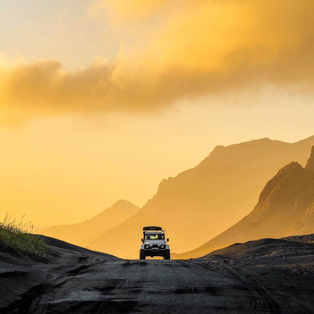 クリス・バーカードのインスタグラム：「I’ve chased perfect sunsets all around the globe and I can genuinely say never get tired of them.  This time, I had just wrapped up a perfect fall surf session by myself in the waters surrounding Vestrahorn and the light started to change color into the unmistakable golden hue we often reference in photography… the import thing is to just be there at the right time with the right tools to capture it. I’ll be heading to NYC tomorrow to share about my career, gear, and many moments like these at the @sonyalpha Creative Space 2023, can’t wait to see everyone there ! Link in bio for free registration」