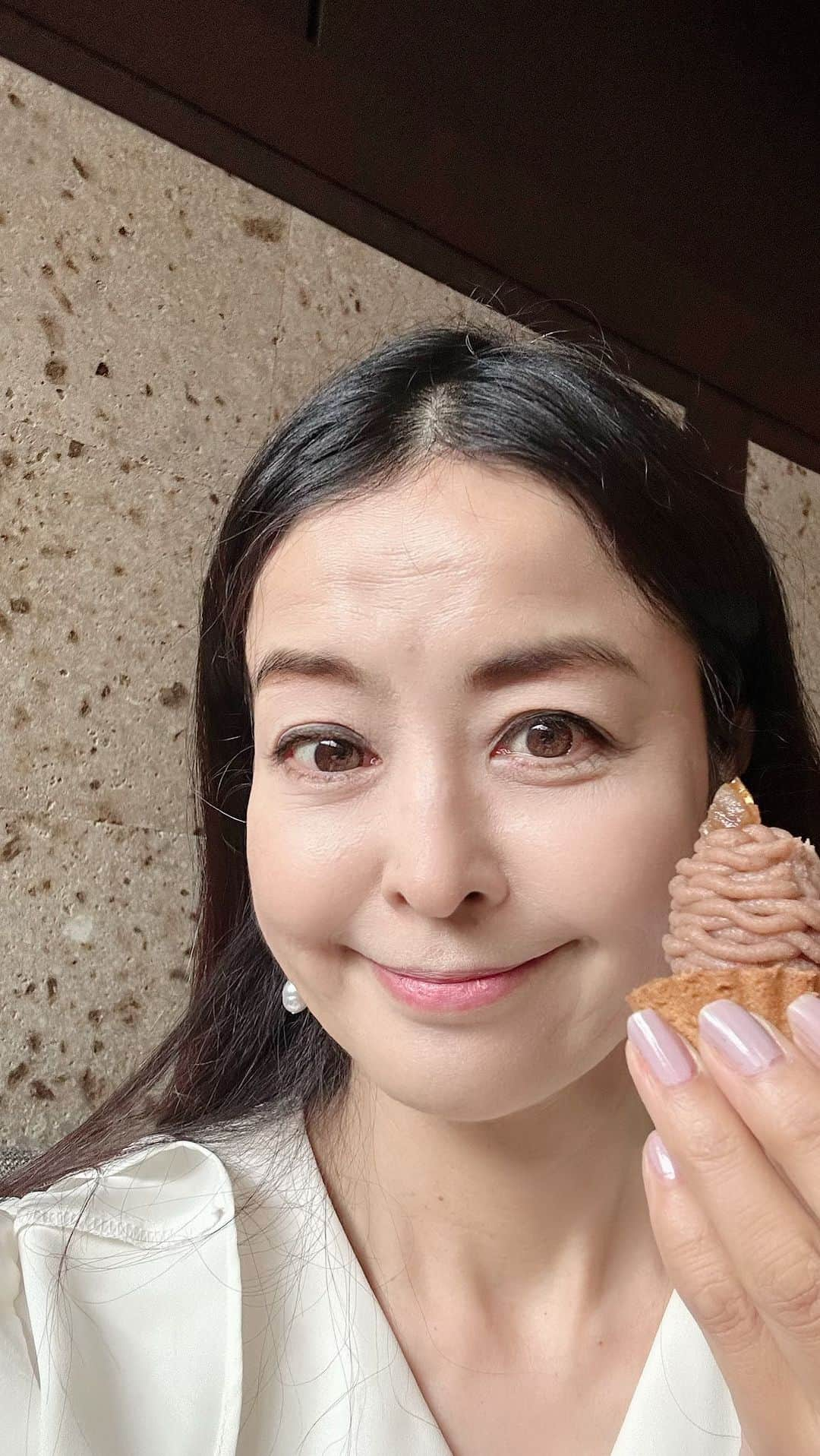 大桃美代子のインスタグラム：「京都の秋は、見て食べて味わう。  今月もダーワ・悠洛・京都へ。  ラグジュアリーホテル「バンヤンツリー」の  姉妹ブランド、「ダーワ」が京都へ。  秋のアフタヌーンティーに変わっていました。  ウェルカムドリンクに  「一保堂」の和紅茶にカシス　マロンのフレーバー。  爽やか〜。  セイボリーに  ムール貝、  ポルチーニ、  ラム肉、ラングスティー（エビ）と、  アフタヌーンティーの味のメリハリが、ダイバーシティ。  さつまいもとラム肉のクロワッサンサンド、  ボリュームも味の組み合わせの技に、舌鼓。  スイーツの抹茶のマスカルポーネ　ラズベリージャムも  味の変化に驚きますよ。  少しずつを沢山。。  アフタヌーンティーの楽しみです。  Lounge ＆Bar 1867でいただく、  「Autumn Color Afternoon Tea」。  竹林のロビーも行って見て。  大政奉還の年、1867の入った歴史が入った場所で、  短い秋ののアフタヌーンティーを楽しんでくださいね。  ‥‥‥‥‥‥…………………………‥‥‥…………………………  📍ダーワ・悠洛・京都  ～京都　一保堂茶舗の「和紅茶」カシス マロン～   ＜スイーツ＞  抹茶のマスカルポーネクリーム　ラズベリージャム  洋梨のヴェリーヌ  キャラメルムース  メープルフィナンシェ  モンブランタルト  ボンボンショコラ   ＜セイヴォリー＞  ムール貝とサフランの焼きリゾット  ポルチーニと焼き栗のキッシュ  さつまいもとラム肉のクロワッサンサンド  ラングスティーヌと南瓜のコンソメジュレ  よもぎ麩のフリット　りんごのコンフィチュール   ＜ドリンク＞  【ロンネフェルト社の紅茶・ハーブティー　フリーフロー】   2時間制  ■ 料金：おひとり様 6,000円  #PR#ダーワ悠洛京都 #三条大橋#アフタヌーンティー#afternoontea #luxuryhotel #autumncolorafternoontea# #京都グルメ#kyotosweets」