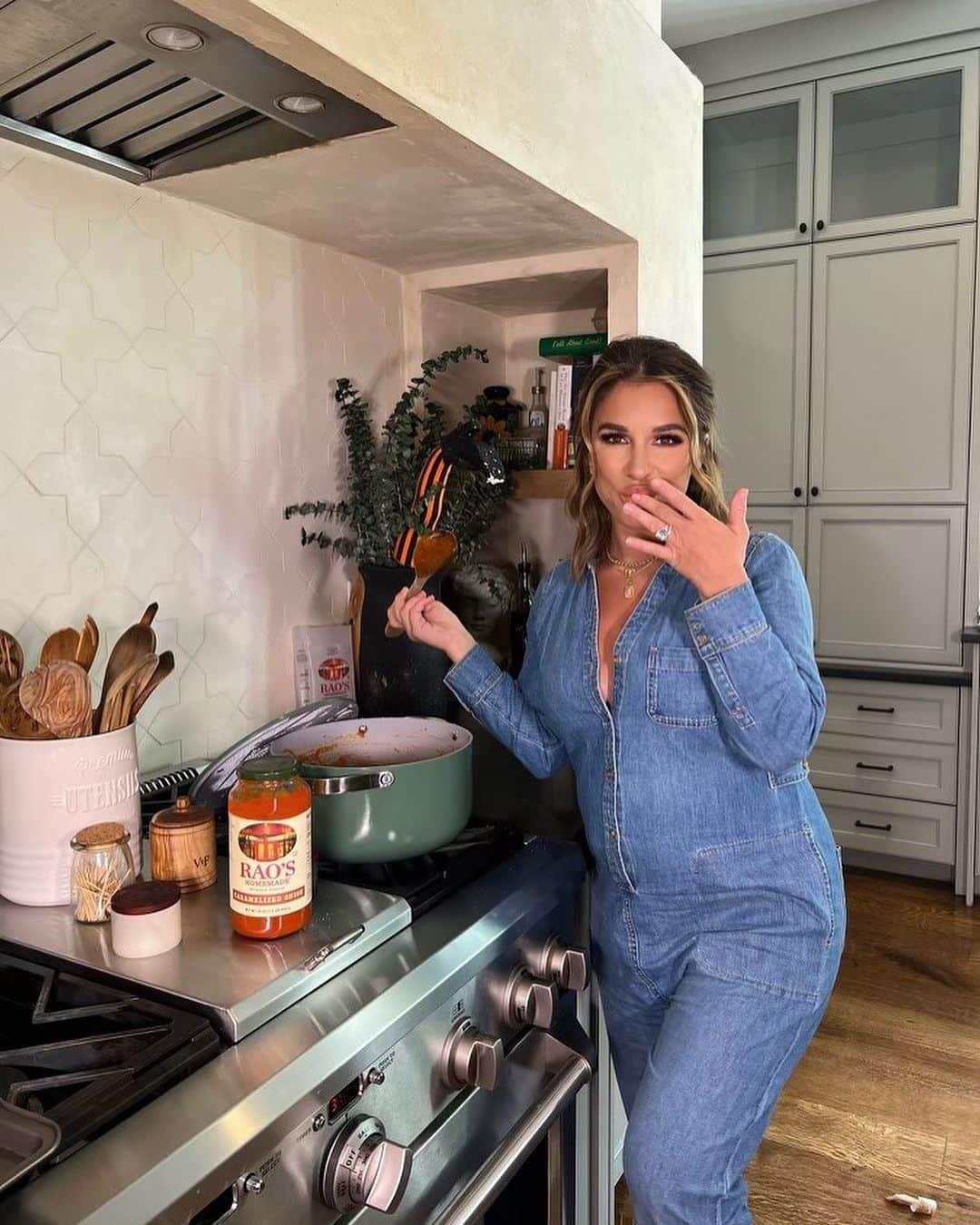 Jessie Jamesさんのインスタグラム写真 - (Jessie JamesInstagram)「I’ve teamed up with @raoshomemade, my most-loved pasta sauce brand, to bring you our take on my FAVORITE recipe from my newest cookbook, Just Eat: “One-Pot Ground Turkey Caramelized Onion & Spinach Penne.” Rao’s Homemade sauces use Italian tomatoes, fresh garlic, onion and basil, and are slow-simmered to perfection so your family is guaranteed to love it! Head to your local Walmart or Walmart.com to get your own Rao’s Homemade new Caramelized Onion Pasta Sauce to elevate any dish! #raoshomemadepartner #ad @walmart」11月7日 7時17分 - jessiejamesdecker