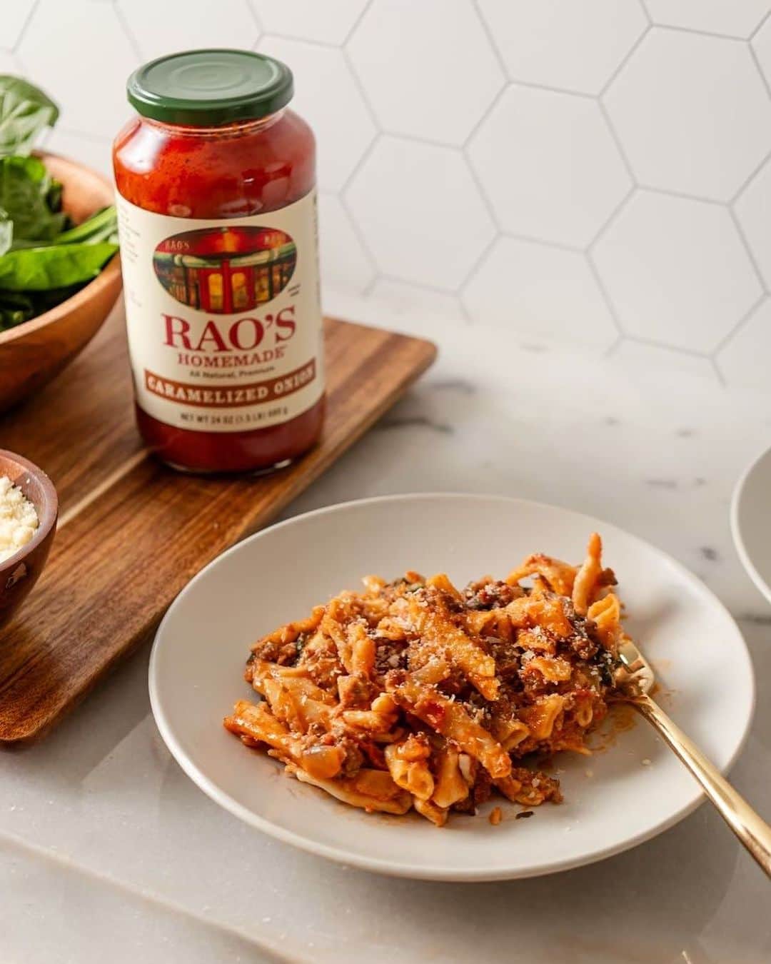 Jessie Jamesさんのインスタグラム写真 - (Jessie JamesInstagram)「I’ve teamed up with @raoshomemade, my most-loved pasta sauce brand, to bring you our take on my FAVORITE recipe from my newest cookbook, Just Eat: “One-Pot Ground Turkey Caramelized Onion & Spinach Penne.” Rao’s Homemade sauces use Italian tomatoes, fresh garlic, onion and basil, and are slow-simmered to perfection so your family is guaranteed to love it! Head to your local Walmart or Walmart.com to get your own Rao’s Homemade new Caramelized Onion Pasta Sauce to elevate any dish! #raoshomemadepartner #ad @walmart」11月7日 7時17分 - jessiejamesdecker