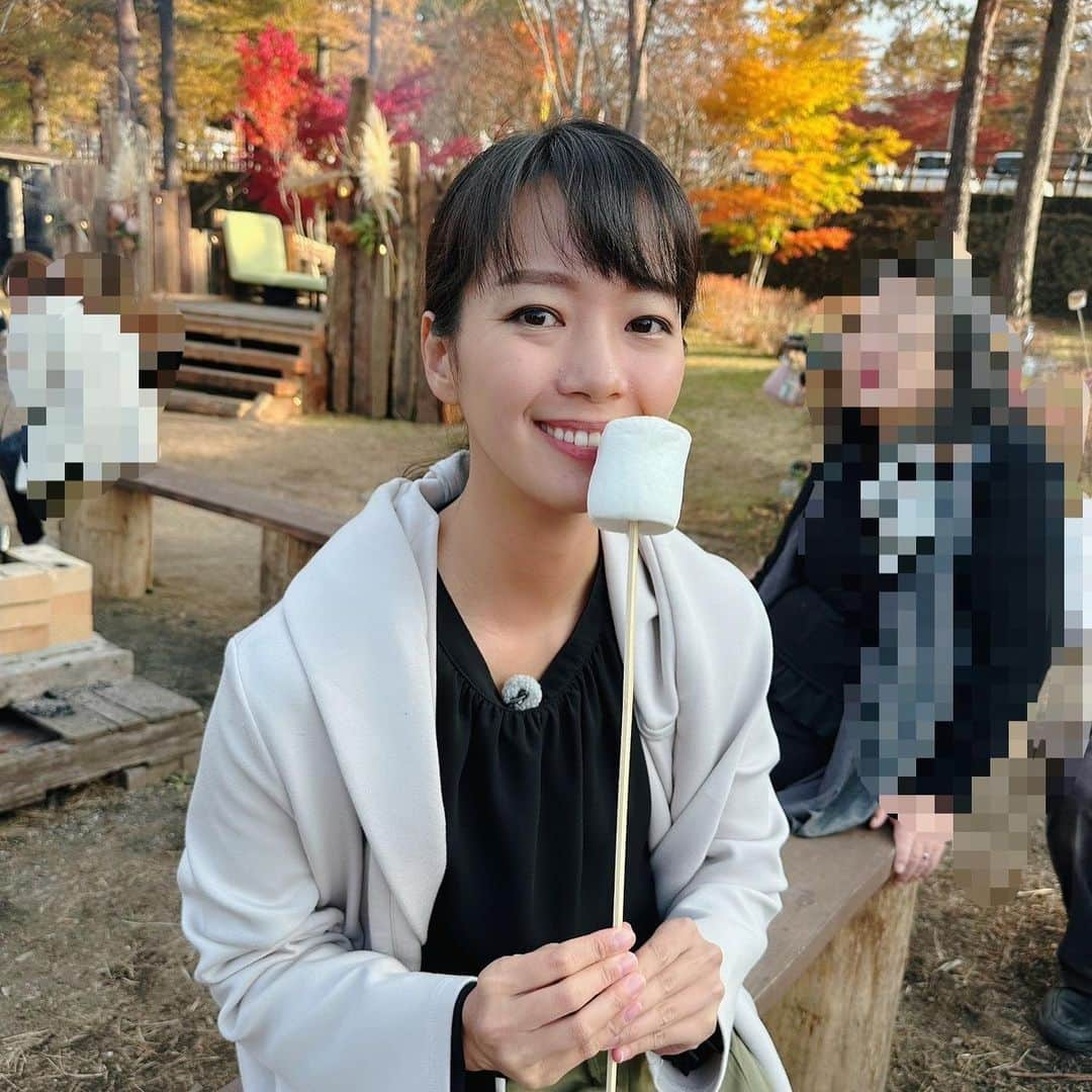 紀真耶のインスタグラム：「山中湖の紅葉まつり取材✨ 湖から眺める紅葉は最高に綺麗なんだそう！ 焼きマシュマロと肉まんがほっとするおいしさでした💕  ☆ ☆ #山中湖 #山梨県 #紅葉 #紅葉まつり #湖 #焼きマシュマロ #肉まん #テレビ朝日 #アナウンサー #紀真耶 #今週は夏休みです」