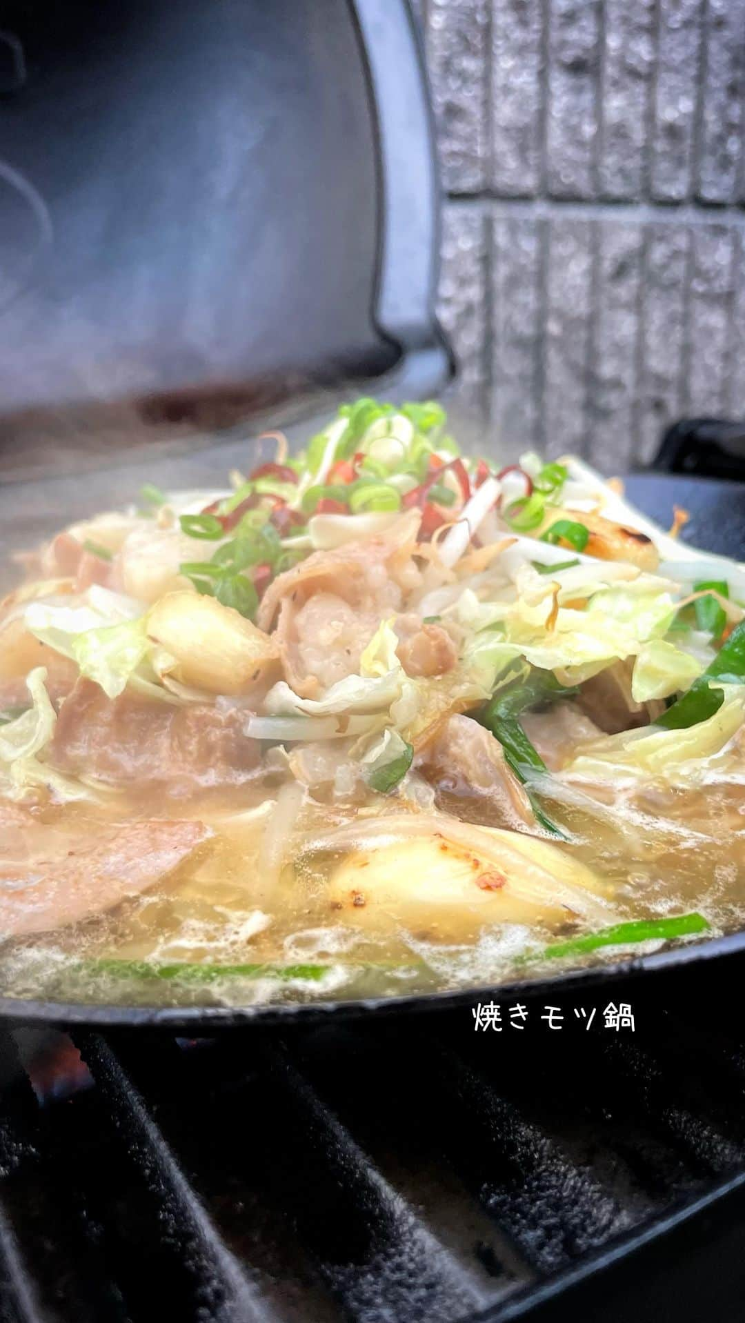 アルペンザルツ公式Instagramのインスタグラム：「レシピあり 「焼きモツ鍋」の作り方 * フライパンで簡単♡あったかレシピのご紹介❤︎ * 今回のレシピは、 @harapeko.bivouac さんに作ってもらいました！ * ∴♔∴∴♔∴∴♔∴∴♔∴∴♔∴∴♔∴∴♔∴∴♔∴∴♔∴∴♔∴ 気軽にフォローして下さいね❤︎ いいねやコメントも励みになります！ 公式アカウント⇰〖 @alpensalz_jp 〗 ∴♔∴∴♔∴∴♔∴∴♔∴∴♔∴∴♔∴∴♔∴∴♔∴∴♔∴∴♔∴ * [腹ぺこビバーグさんからのワンポイント] ホルモンは脂がかなり出るのでキッチンペーパーなどで拭き取りながら炒めるといい感じに仕上がります。ニンニクは丸ごと、スライス、チューブと出てきて少し面倒かもしれませんが、味、香りを楽しむためにこの形がベストです。ご準備できる方は是非この組み合わせをお試しください。 * ∴♔∴∴♔∴ Ⓡ Ⓔ Ⓒ Ⓘ Ⓟ Ⓔ ∴♔∴∴♔∴ * ☑︎ホルモン・・・好きなだけ ☑︎野菜・・・キャベツ、ニラ、もやしなどをお好みで ☑︎アルペンザルツ・・・適量 ☑︎黒胡椒・・・適量 ☑︎ごま油・・・適量 ☑︎にんにく・・・5,6片 ☑︎スライスニンニク・・・少々 ☑︎鷹の爪・・・少々 ☑︎刻みネギ・・・少々  ☑︎モツ鍋スープ・・・麺つゆにニンニクチューブで特製即席スープの完成です * * 【作り方】 ①フライパンにごま油、にんにく、ホルモンを入れ炒める。アルペンザルツ、黒胡椒を多めに。 * ②ホルモンに火が通ったらお好みの野菜を合わせさらに炒める。 * ③仕上げにスライスしたニンニク、鷹の爪、刻みネギをのせたらモツ鍋スープをかける * * #アルペンザルツ #塩 #美味しい塩 * #今日のごはん #手作りごはん #簡単レシピ #おかず #レシピ #食卓 #節約 #献立 #家庭料理 #節約生活 #自炊 #ランチ #家ごはん #時短レシピ #簡単レシピ #おいしい #料理 #美味しい #おうちごはん #手作り料理 #手料理 #料理好きな人と繋がりたい #塩レシピ #もつ鍋 #キャンプ飯」