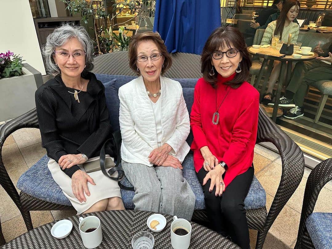 柏木由紀子さんのインスタグラム写真 - (柏木由紀子Instagram)「わたしは三姉妹の末っ子です。 姉二人とは コロナ禍前までは 母の月命日にランチをしていましたが 最近はなかなか集まれずにいました。 昨日は久しぶりに @tokyomidtown_official  @miyagawachosuiren  ランチを。 和食を楽しんだあとはお茶をして あたりが暗くなるまで。 あっという間でした💓  さて、第二弾スタイルブックは ファッションだけでなく 家のこと、建て替えたときのことやインテリア、趣味、食 お客様をお招きしたときの簡単レシピ 我が家のクリスマスの迎え方など 暮らし、についてもたくさん掲載しています。 ご予約受付中です！ リンクはストーリーもしくは プロフィールから  　  #柏木由紀子ファッションクローゼット 扶桑社より 好評発売中！ 全て私物 (ブランド詳細掲載あり)  #発売前重版 好評につき第二弾12月13日発売予約受付中  #坂本九音楽事務所 #坂本九 #坂本九柏木由紀子 #シニアファッション #シニア世代のファッション番長 #75歳 #70代コーディネート #60代コーディネート #50代コーディネート #柏木マダム #カシワギマダム #由紀子巻き #60代ヘアスタイル #over70woman #age75 #over70fashion #over70outfit #grandmother  #70代ファッション #60代ファッション #トイプードル #ageless #agelessfashion」11月7日 7時27分 - yukiko_kashiwagi