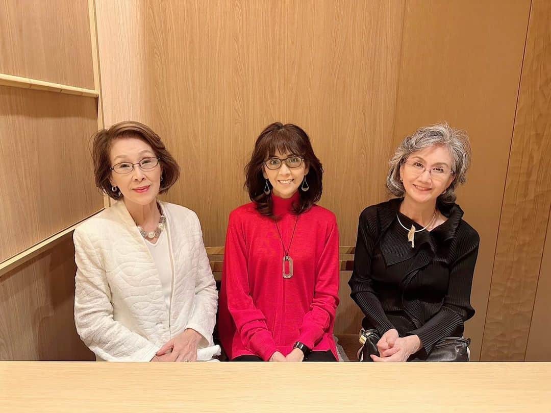 柏木由紀子さんのインスタグラム写真 - (柏木由紀子Instagram)「わたしは三姉妹の末っ子です。 姉二人とは コロナ禍前までは 母の月命日にランチをしていましたが 最近はなかなか集まれずにいました。 昨日は久しぶりに @tokyomidtown_official  @miyagawachosuiren  ランチを。 和食を楽しんだあとはお茶をして あたりが暗くなるまで。 あっという間でした💓  さて、第二弾スタイルブックは ファッションだけでなく 家のこと、建て替えたときのことやインテリア、趣味、食 お客様をお招きしたときの簡単レシピ 我が家のクリスマスの迎え方など 暮らし、についてもたくさん掲載しています。 ご予約受付中です！ リンクはストーリーもしくは プロフィールから  　  #柏木由紀子ファッションクローゼット 扶桑社より 好評発売中！ 全て私物 (ブランド詳細掲載あり)  #発売前重版 好評につき第二弾12月13日発売予約受付中  #坂本九音楽事務所 #坂本九 #坂本九柏木由紀子 #シニアファッション #シニア世代のファッション番長 #75歳 #70代コーディネート #60代コーディネート #50代コーディネート #柏木マダム #カシワギマダム #由紀子巻き #60代ヘアスタイル #over70woman #age75 #over70fashion #over70outfit #grandmother  #70代ファッション #60代ファッション #トイプードル #ageless #agelessfashion」11月7日 7時27分 - yukiko_kashiwagi