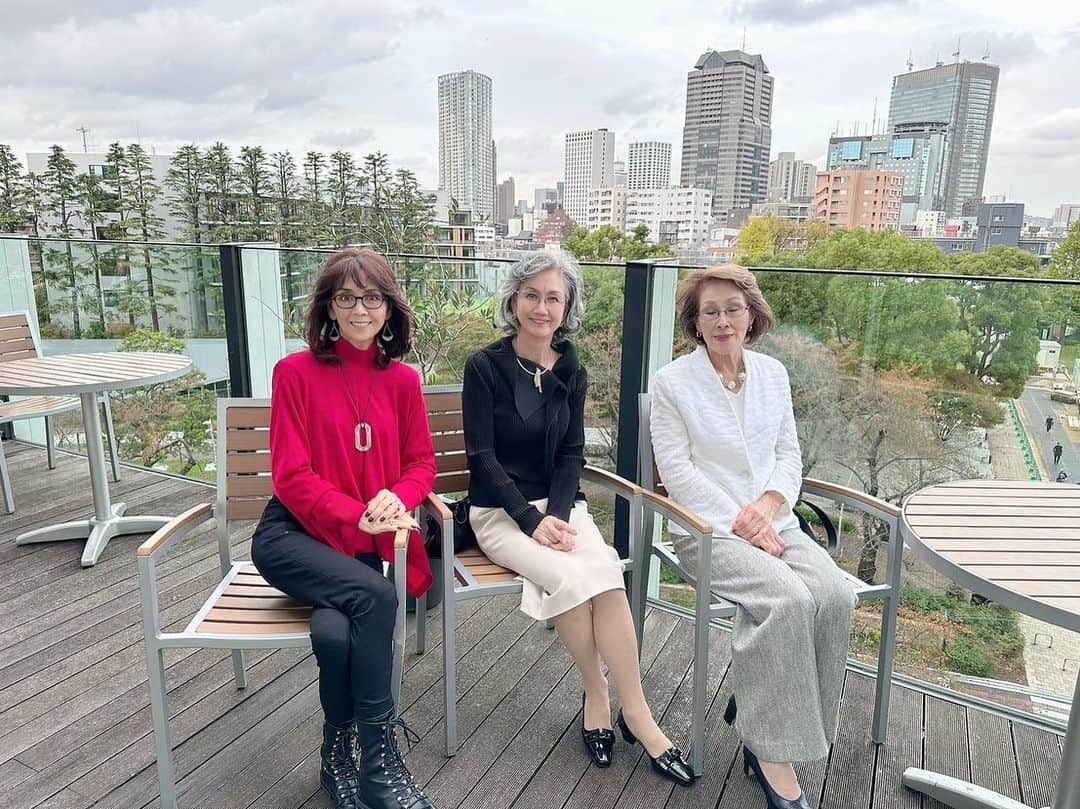 柏木由紀子さんのインスタグラム写真 - (柏木由紀子Instagram)「わたしは三姉妹の末っ子です。 姉二人とは コロナ禍前までは 母の月命日にランチをしていましたが 最近はなかなか集まれずにいました。 昨日は久しぶりに @tokyomidtown_official  @miyagawachosuiren  ランチを。 和食を楽しんだあとはお茶をして あたりが暗くなるまで。 あっという間でした💓  さて、第二弾スタイルブックは ファッションだけでなく 家のこと、建て替えたときのことやインテリア、趣味、食 お客様をお招きしたときの簡単レシピ 我が家のクリスマスの迎え方など 暮らし、についてもたくさん掲載しています。 ご予約受付中です！ リンクはストーリーもしくは プロフィールから  　  #柏木由紀子ファッションクローゼット 扶桑社より 好評発売中！ 全て私物 (ブランド詳細掲載あり)  #発売前重版 好評につき第二弾12月13日発売予約受付中  #坂本九音楽事務所 #坂本九 #坂本九柏木由紀子 #シニアファッション #シニア世代のファッション番長 #75歳 #70代コーディネート #60代コーディネート #50代コーディネート #柏木マダム #カシワギマダム #由紀子巻き #60代ヘアスタイル #over70woman #age75 #over70fashion #over70outfit #grandmother  #70代ファッション #60代ファッション #トイプードル #ageless #agelessfashion」11月7日 7時27分 - yukiko_kashiwagi