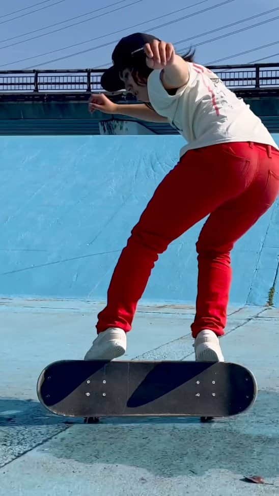 山本勇のインスタグラム：「Repost from @jonny_chinaski_giger  coconut wheelie on the bank Thanks, Jonny! 🙏💙  @onepiece_staff #onepiece  #ワンピース #superskateboarding  #isamuyamamoto ©︎Eiichiro Oda/ Shueisha  #powellperalta  #bonesbearings #HASCO #fscom  #goodskates #decomposedskateboards #riptide #totalhealthcare #nike #❤️skateboarders #freestyleskateboarding  #skateboard #skateboarding #スケボー #スケートボード #skatecrunch  #skatecrunchmag  #braillskateboarding #metrogrammed  #berrics #redbull @powellperalta @bonesbearings @hascoskate @fscomsb @goodskates.inc @superskateboarding_ @decomposedskateboards @riptidesports @niketokyo @total_healthcare_nara  @redbull @berrics」