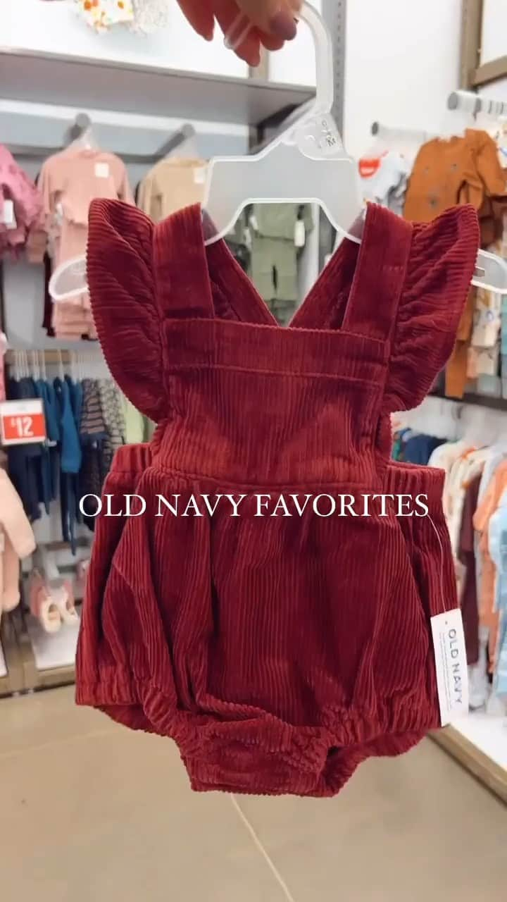 Old Navyのインスタグラム：「*opens wallet*  #spottedinoldnavy 🌟 @jules.conner_  #holidayfashion #babyclothesshopping #adorable」