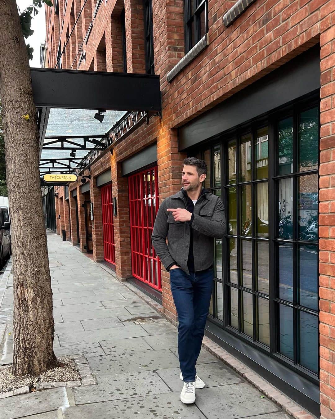 ジェームズ・ラファティのインスタグラム：「🇬🇧☕️🚶🏻‍♂️」