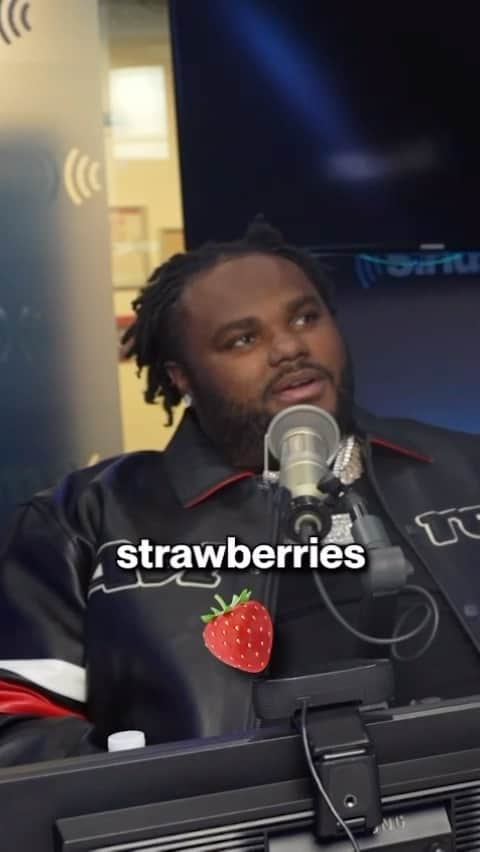 Brazzersのインスタグラム：「Tainted Love talk with @teegrizzley and @theangelawhite 😂😂🍓🍓🍓🍓 new album is out now! @whooshousepodcast」