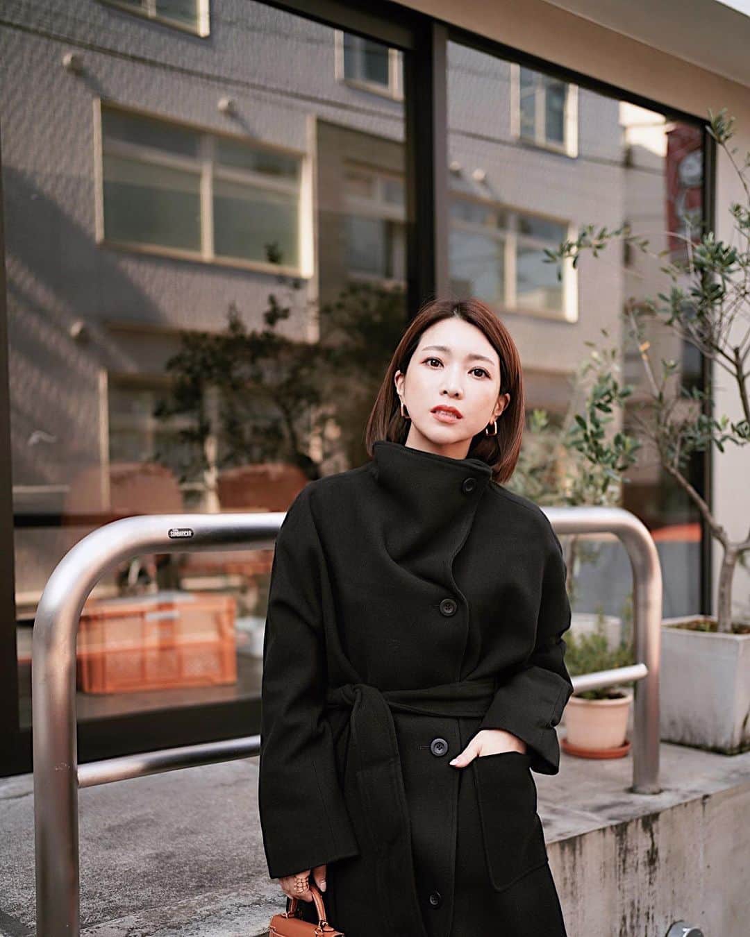 喜田彩子さんのインスタグラム写真 - (喜田彩子Instagram)「⁡ ⁡ おはようございます✨ 本日も早起き！！ ⁡ 朝から娘のお弁当を作って支度して 少し時間が余ったのでフィード投稿📝 ⁡ 展示会で気になっていた ウールライクトレンチコート！ 写真、髪の毛切りたての時だね♡♡ ⁡ ⁡ とにかくこのコートお値段ビックリ😳🫣 (しかもZOZOで1,000円クーポンが出ているので更にお得) ⁡ 柔らかく上品な肌触りで、もちろん裏地付きで暖かい✨ 上品な質感で高見え間違いなし！ ⁡ ウエストマークできる共地ベルトがついていて 開襟でも、ボタンを閉じてスタンドカラーでも 着用できる2WAYデザインだよ♩ ⁡ ⁡ COAT... @bonjoursagan BAG... hermes ⁡ ⁡ さぁ。今日は楽しみな場所へ行ってきまーす❤️❤️ ⁡ 　 #bonjoursagan #bs_style #ボンサガ #fashion #outfit #ootd #coordinate #패션 #오오티디 #데일리룩 #코디스타그램 #악세사리 #156センチコーデ #sサイズコーデ #秋コーデ #秋冬コーデ」11月7日 7時35分 - ayacokida
