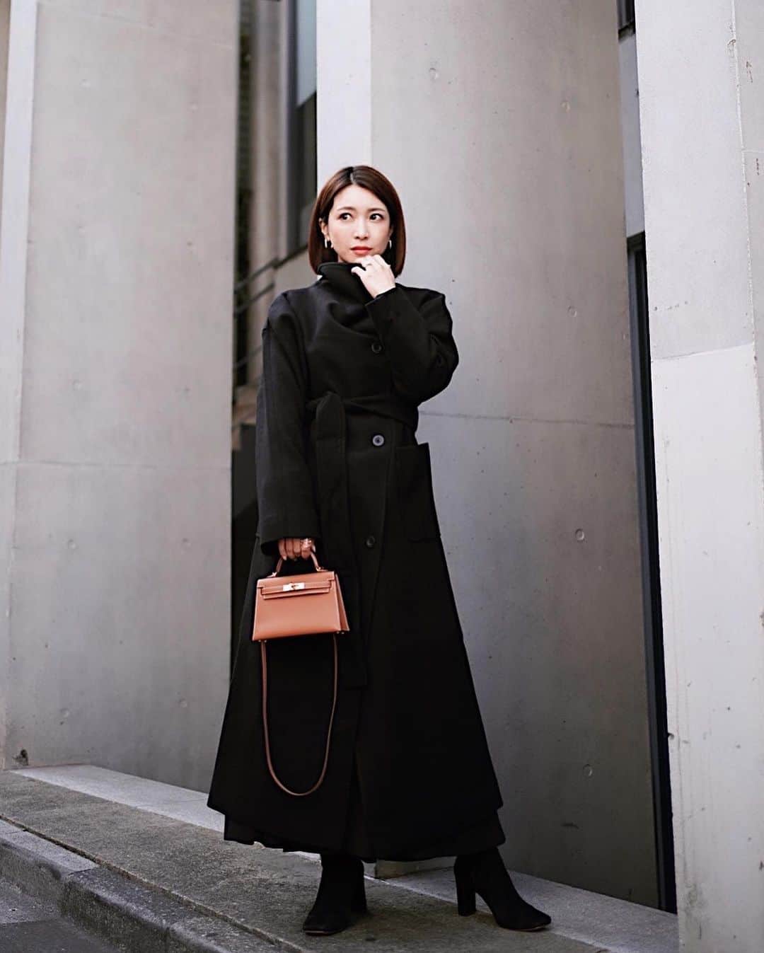 喜田彩子さんのインスタグラム写真 - (喜田彩子Instagram)「⁡ ⁡ おはようございます✨ 本日も早起き！！ ⁡ 朝から娘のお弁当を作って支度して 少し時間が余ったのでフィード投稿📝 ⁡ 展示会で気になっていた ウールライクトレンチコート！ 写真、髪の毛切りたての時だね♡♡ ⁡ ⁡ とにかくこのコートお値段ビックリ😳🫣 (しかもZOZOで1,000円クーポンが出ているので更にお得) ⁡ 柔らかく上品な肌触りで、もちろん裏地付きで暖かい✨ 上品な質感で高見え間違いなし！ ⁡ ウエストマークできる共地ベルトがついていて 開襟でも、ボタンを閉じてスタンドカラーでも 着用できる2WAYデザインだよ♩ ⁡ ⁡ COAT... @bonjoursagan BAG... hermes ⁡ ⁡ さぁ。今日は楽しみな場所へ行ってきまーす❤️❤️ ⁡ 　 #bonjoursagan #bs_style #ボンサガ #fashion #outfit #ootd #coordinate #패션 #오오티디 #데일리룩 #코디스타그램 #악세사리 #156センチコーデ #sサイズコーデ #秋コーデ #秋冬コーデ」11月7日 7時35分 - ayacokida