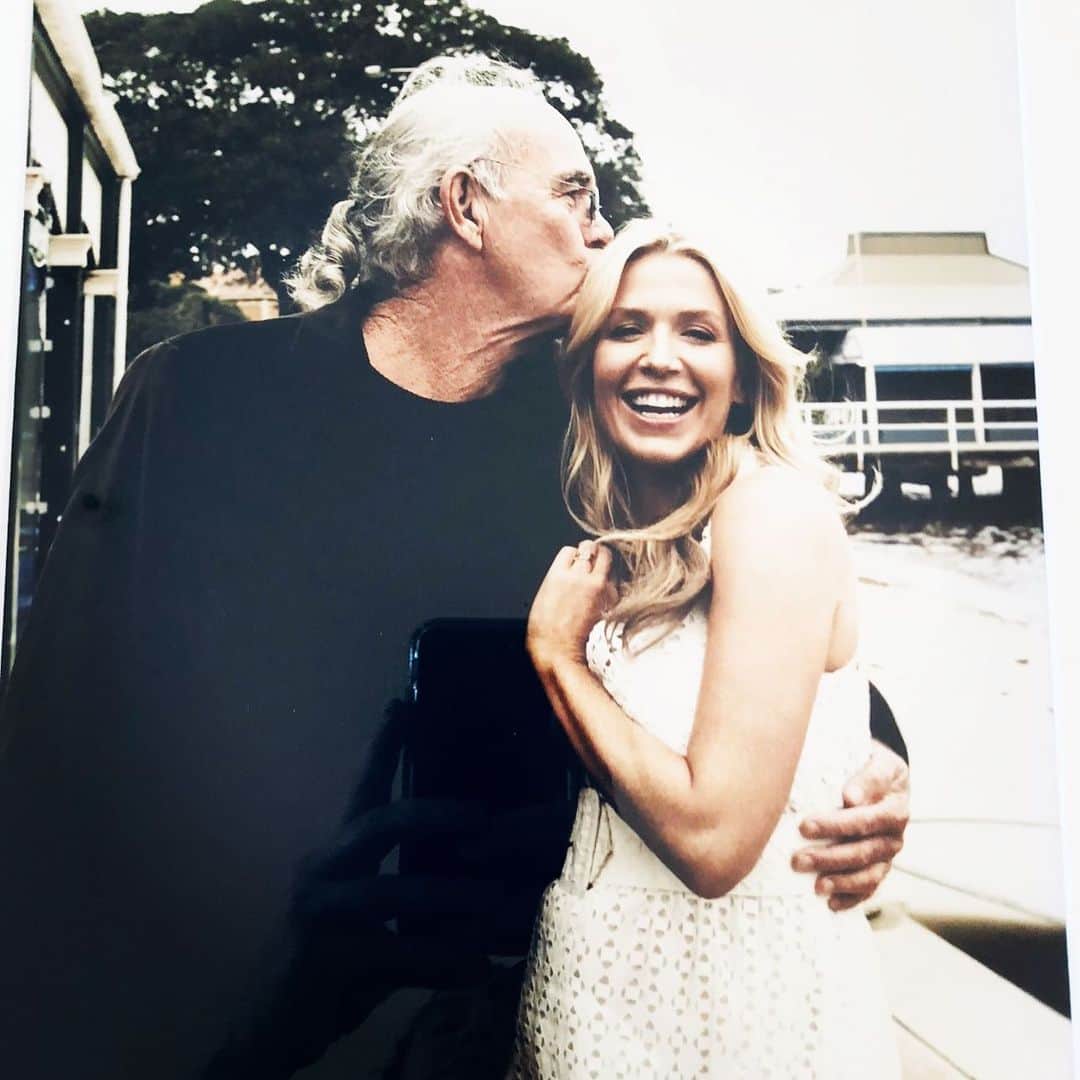 ポピー・モンゴメリーのインスタグラム：「Happy Birthday darling Dadda! I love you! #princeofpittwater #princeofpalmy @phillip_donoghue」