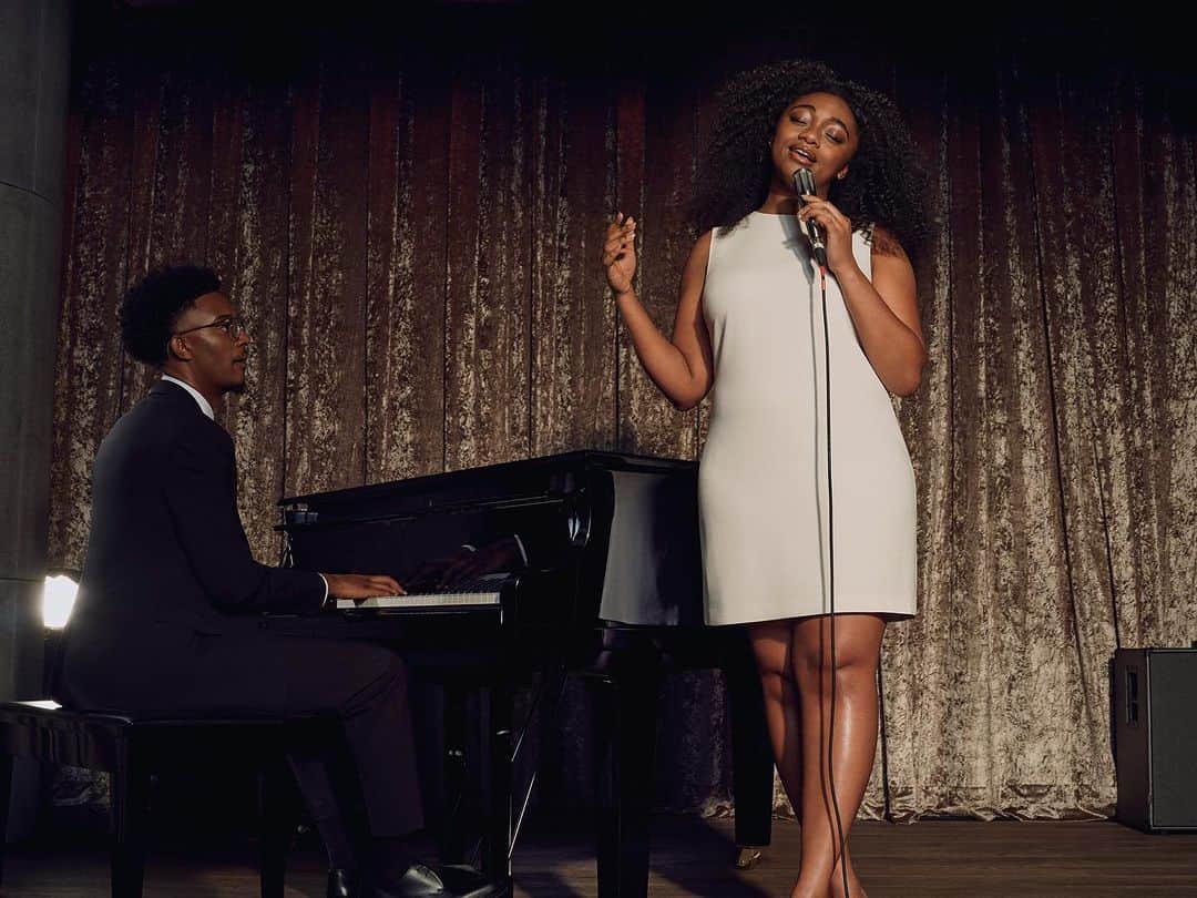 セオリーのインスタグラム：「@SamaraJoySings sets the stage for a glamorous holiday season ahead.  Heralded for bringing jazz to Gen Z, the 23 year-old vocalist has a unique talent for modernizing time-honored standards with a voice that's at once fresh and familiar. This commitment to classics reimagined and the ability to find nuance in simplicity are values highly aligned with the Theory ethos, making her the perfect partner for this special season. #TheoryHoliday」