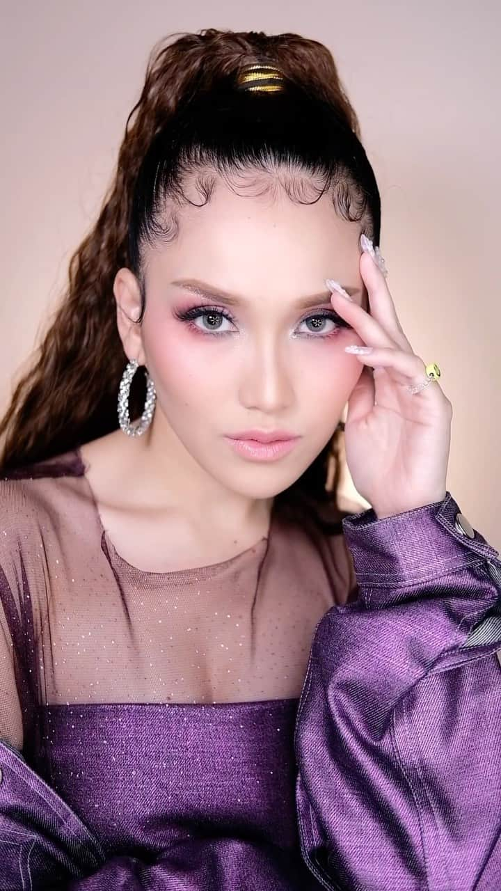 アユ・ティンティンのインスタグラム：「Queen of sambalado @ayutingting92 🌸  Make up @candrazhang  Hairdo @kriznafahrezi  FS @erichalamin - - - - - - -  #makeup  #makeupartistjakarta  #makeupartis #weddingmakeup #wedding #weddingmakeupjakarta #motherofthebride #motherofthegroom #momofbride #momofgroom #momofgroommakeup #momofbridemakeup #makeupmamapengantin #makeupmom #makeupmama #makeupmatureskin #weddingbali #baliweeding」