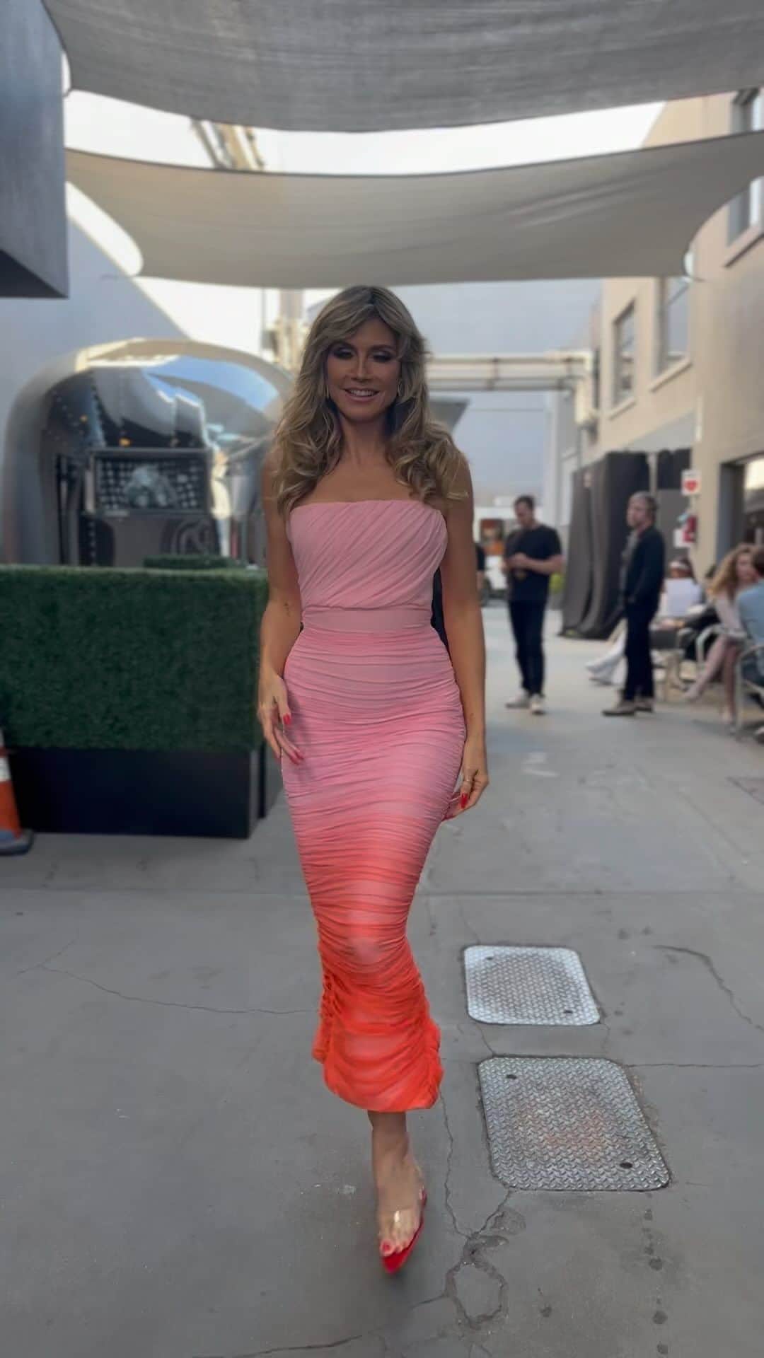 ハイディ・クルムのインスタグラム：「Back today @agt ❤️🥳」