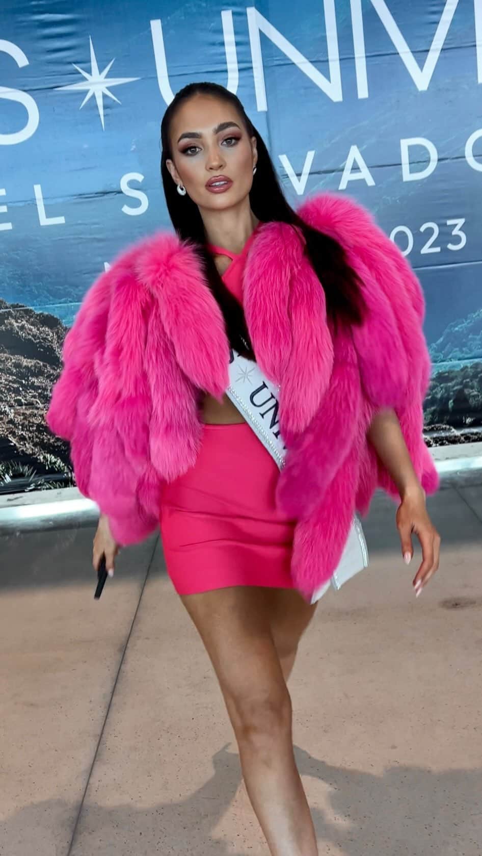 イリス・ミトゥネールのインスタグラム：「New York ➡️ El Salvador #HelloUniverse  Touchdown for the #72ndMissUniverse」