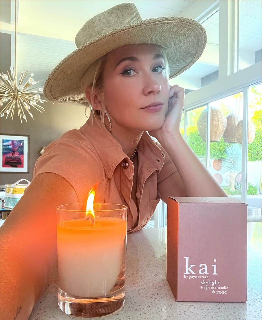 アンナ・キャンプのインスタグラム：「When your favorite candle matches your favorite jumpsuit and both help you relax 🥀🧘🏼‍♀️@kaifragrance」