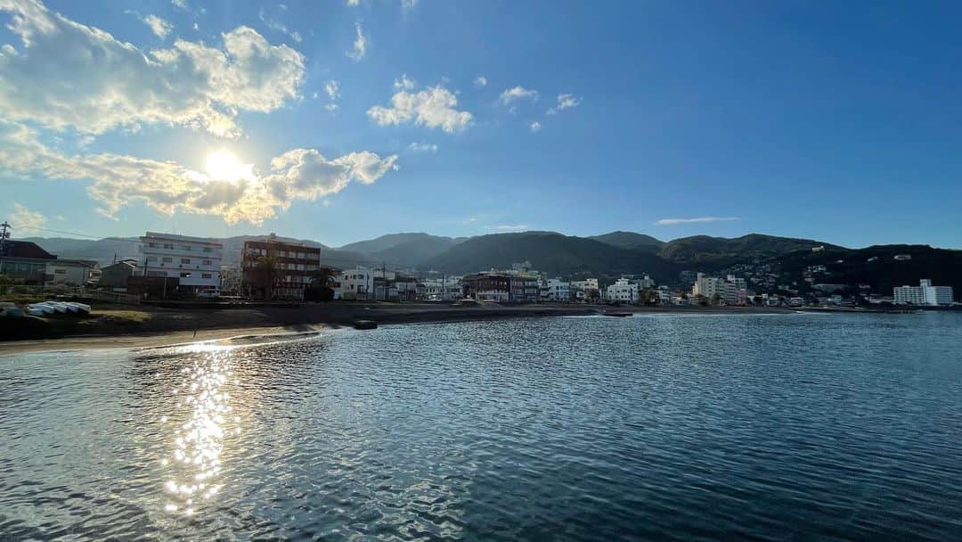 さんのインスタグラム写真 - (Instagram)「堤防でぼーっとしてたら太陽出てきて暑かった。一体冬はいずこへ…。  #伊東市 #伊東の暮らし #伊東のいいとこ #わたしといとうと #海 #海のある生活 #オレンジビーチ #itocity #ito #izu #japanview #sea #sealife」11月7日 7時53分 - fujimoriai