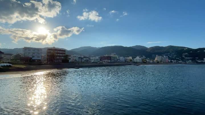 のインスタグラム：「堤防でぼーっとしてたら太陽出てきて暑かった。一体冬はいずこへ…。  #伊東市 #伊東の暮らし #伊東のいいとこ #わたしといとうと #海 #海のある生活 #オレンジビーチ #itocity #ito #izu #japanview #sea #sealife」